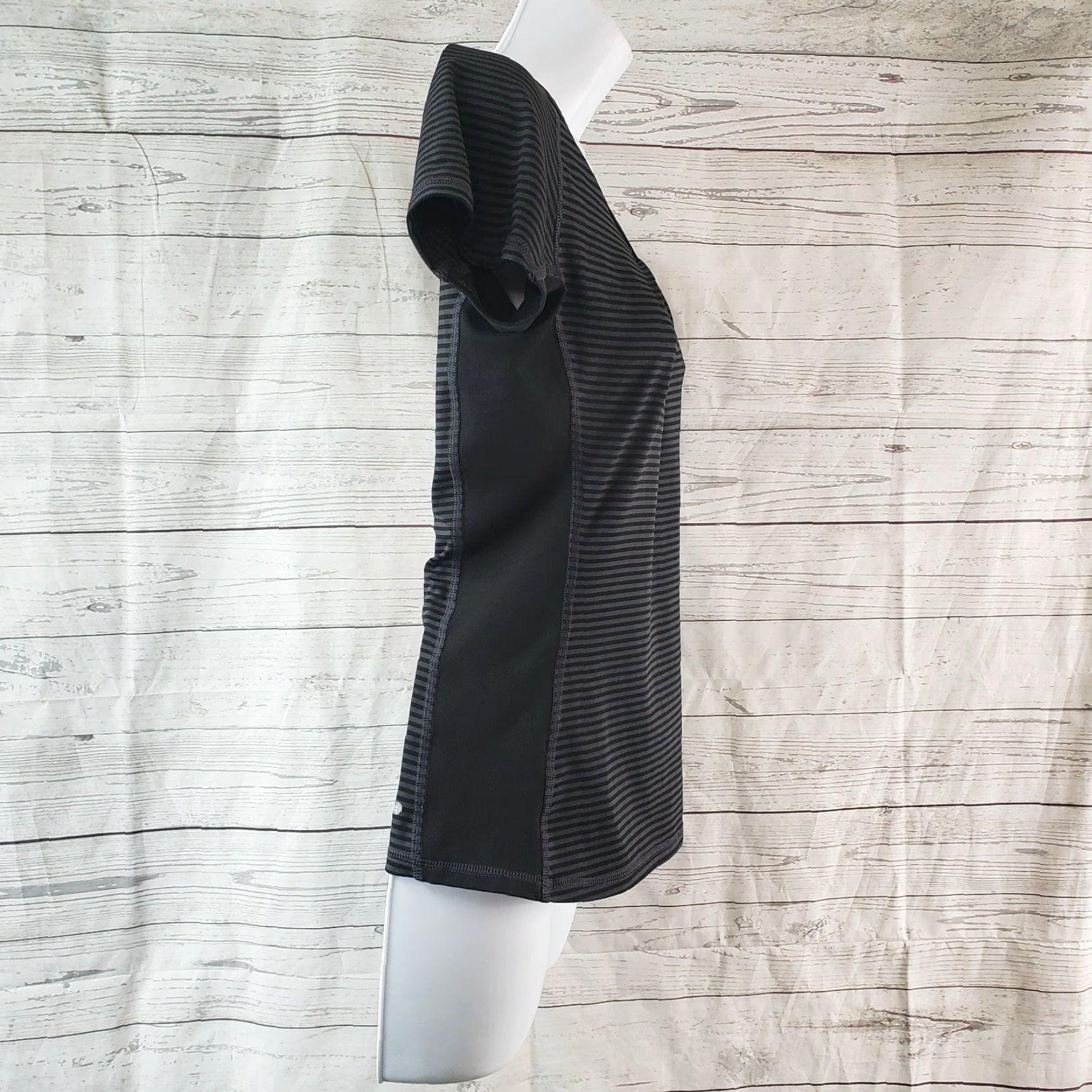 The North Face The North Face Womens Top XS Black Gray Stripes Short Sleeve Shirt Front Pullover Activewear T-Shirt Womens XS Black Striped Short Sleeve Top Size XS / US 0-2 / IT 36-38 - 3 Thumbnail