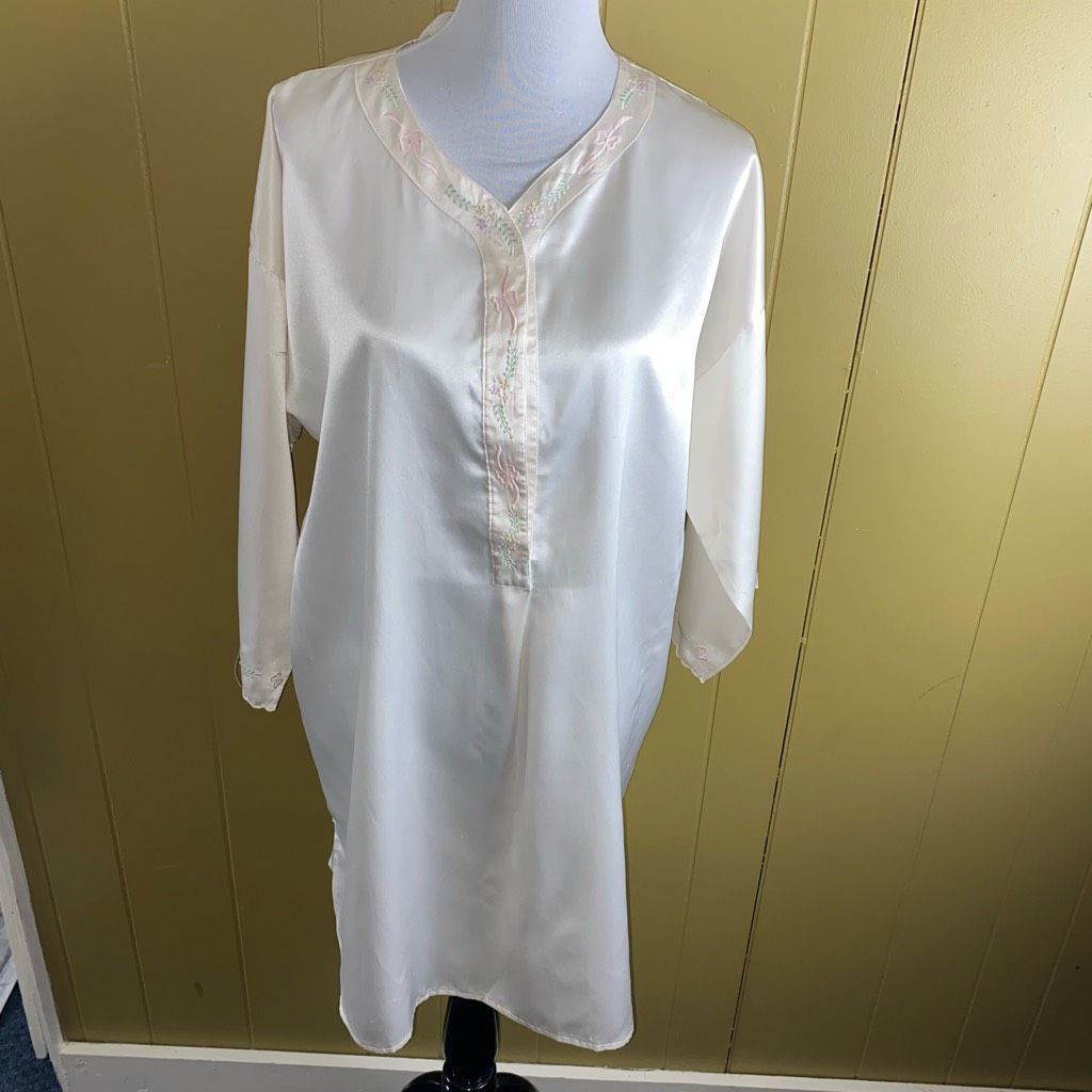 Other Henri Pierre women L V-cut button front satin Longsleeve nig Size ONE SIZE - 1 Thumbnail