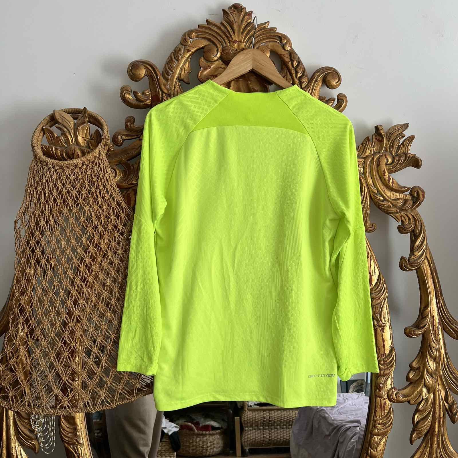 Nike Nike Tottenham Hotspur Jersey 2022 Neon Football tee Sz S Size US S / EU 44-46 / 1 - 7 Thumbnail