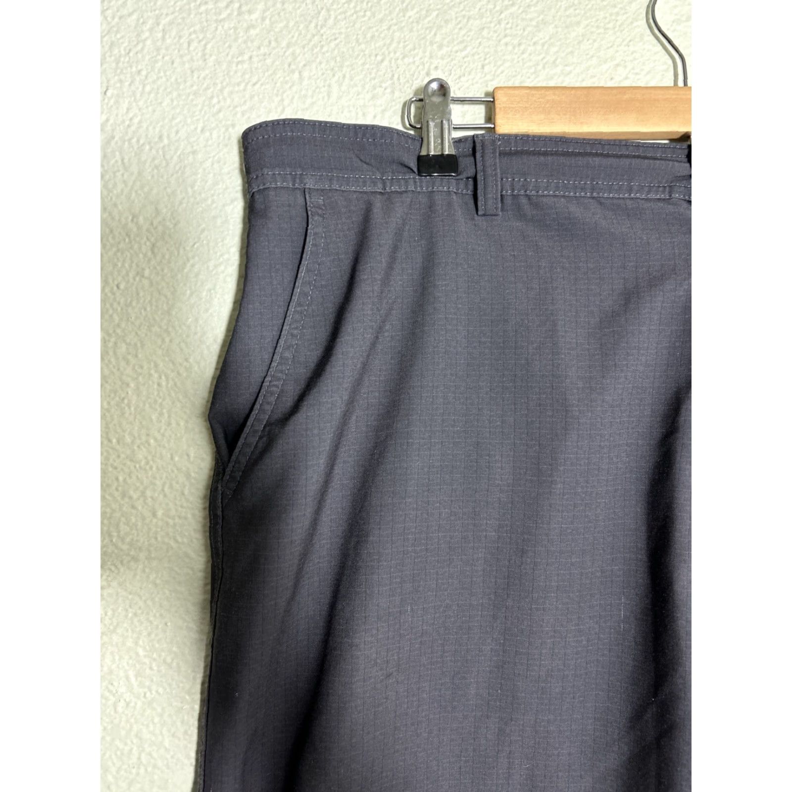 Vintage Bollé Tech Gray Flat Front Performance Shorts Men 40x10 Black/Gray Polyester Spandex Casual Golf Outdoor 10in Inseam Mens Size US 40 / EU 56 - 5 Thumbnail