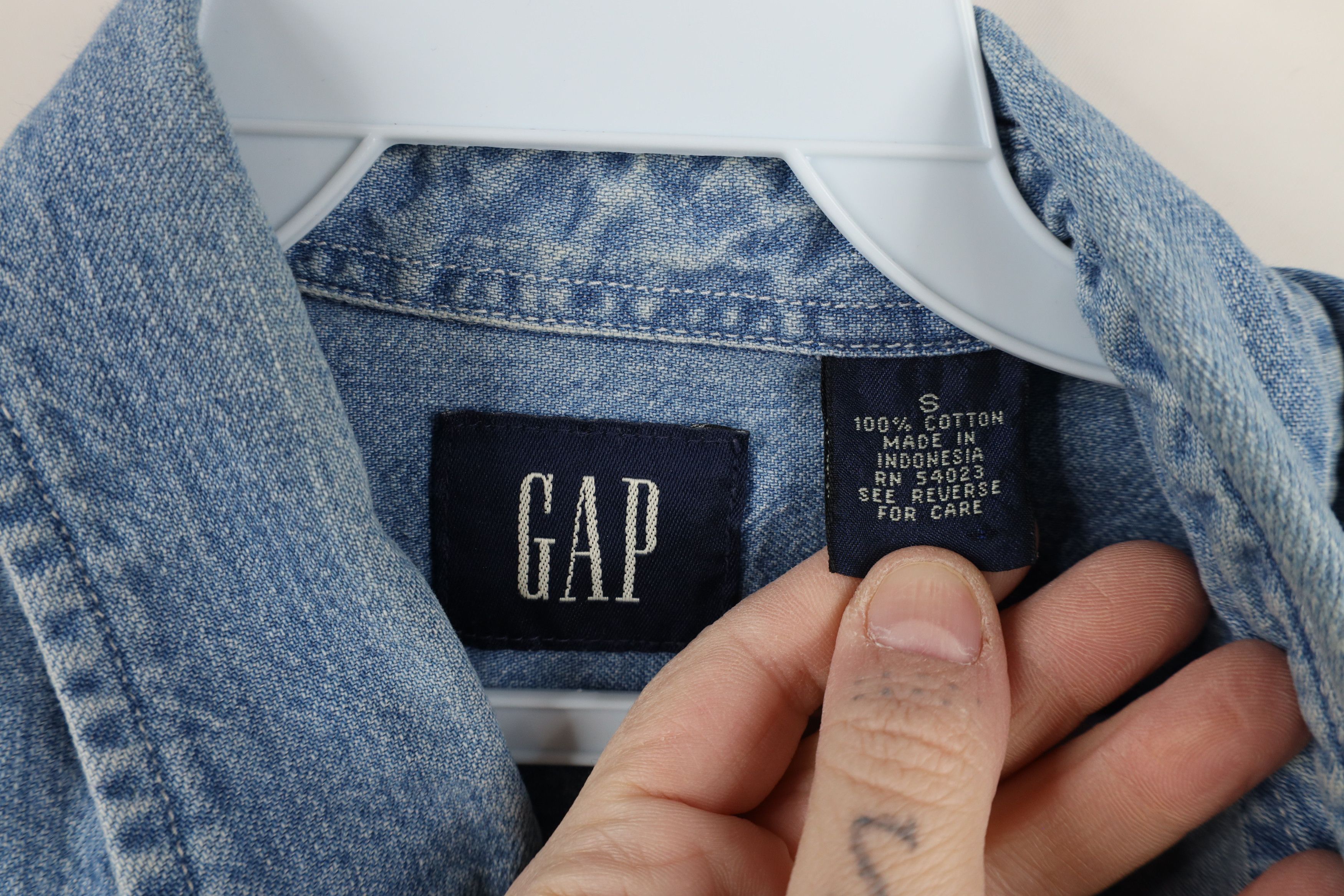 Gap × Vintage Vintage 90s Gap Classic Spell Denim Jean Button Down Shirt Size US S / EU 44-46 / 1 - 8 Thumbnail