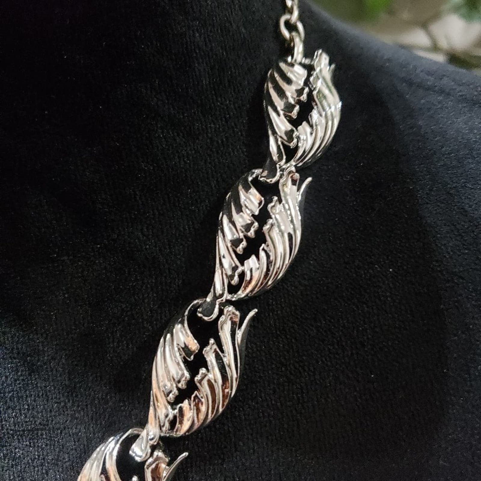 Other Vintage Women Silver Tone Curved Textured Leaf Link Necklace Size ONE SIZE - 3 Thumbnail