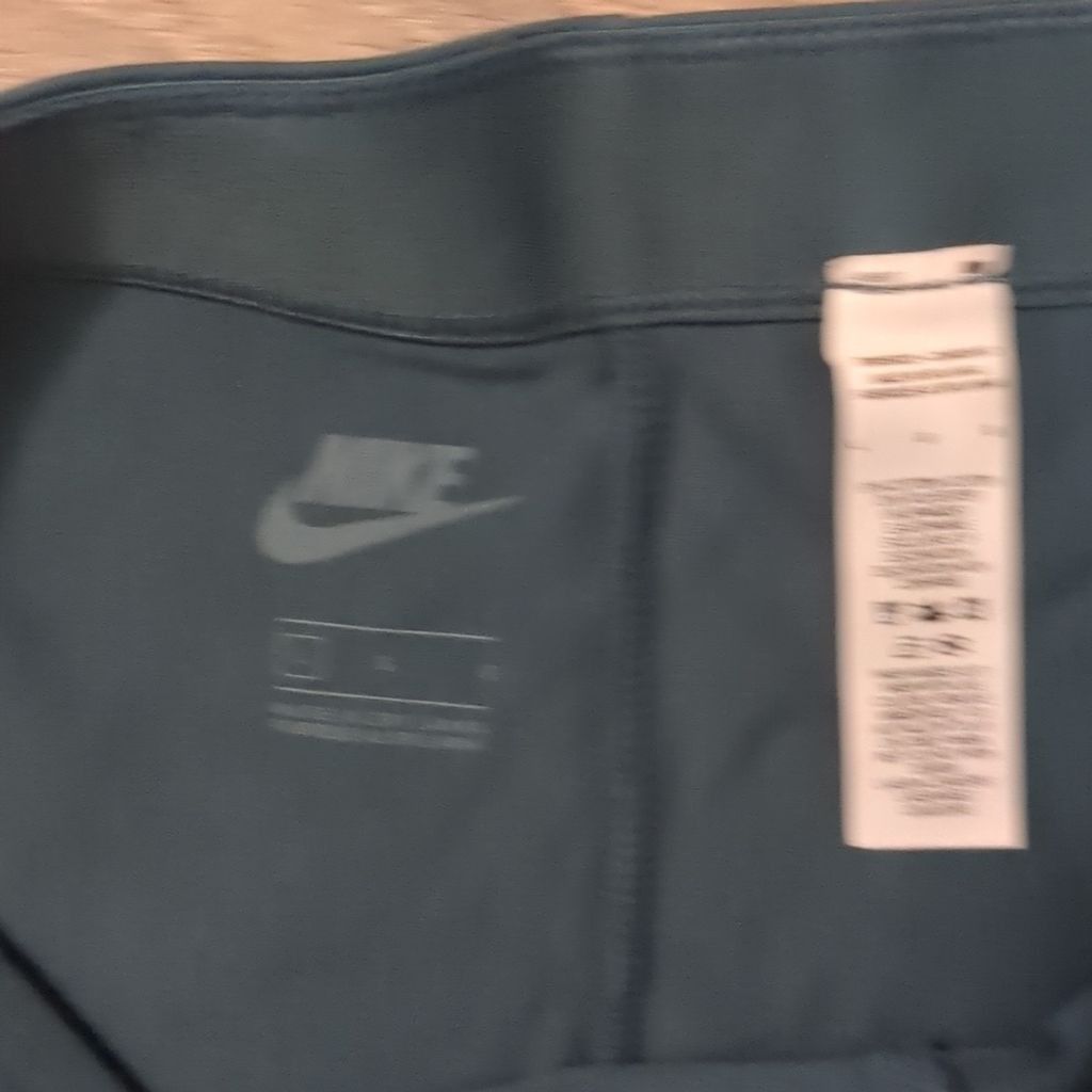 Nike Nike green floral capris size large Size 29" - 2 Thumbnail