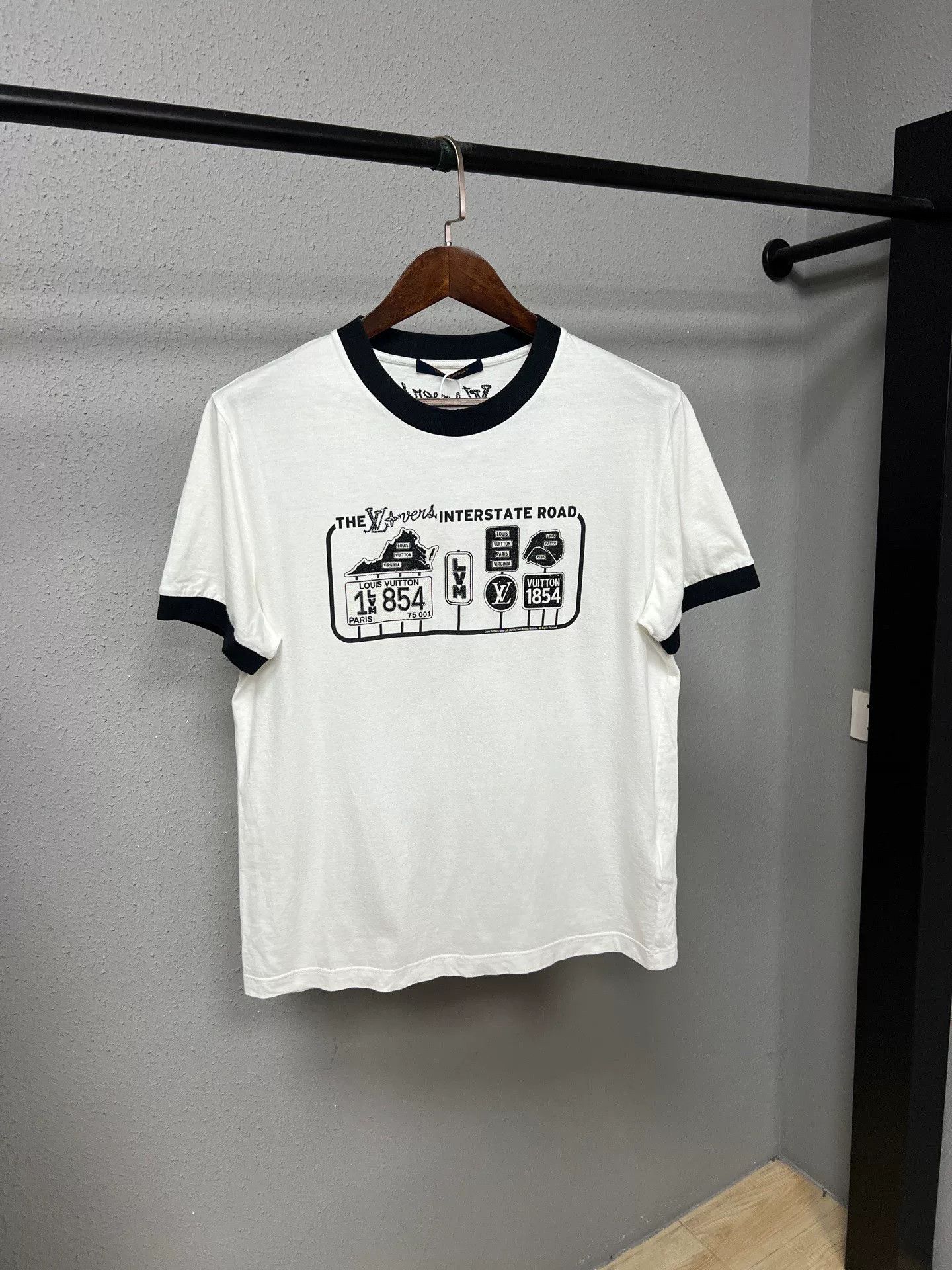 Louis Vuitton louis vuitton graphic t-shirt with logo Size L / US 10 / IT 46 - 1 Thumbnail