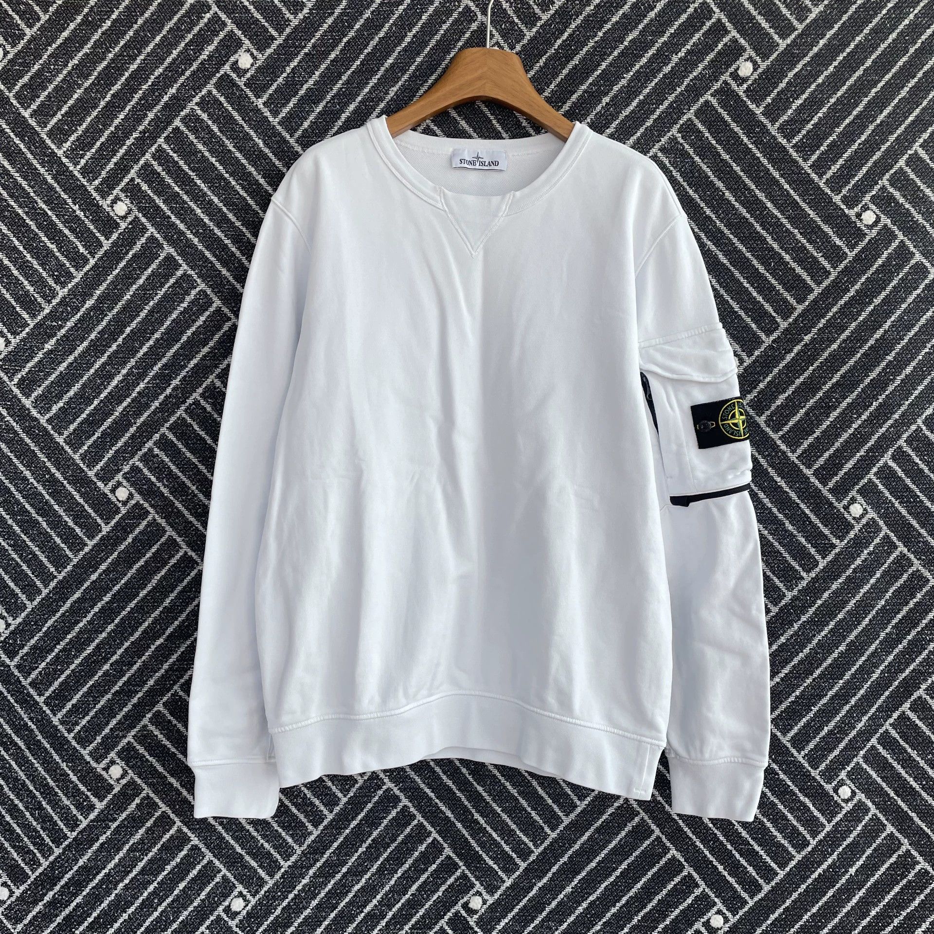 Stone Island STONE ISLAND SS22 solid crew patch sweatshirt men's white M Size US M / EU 48-50 / 2 - 1 Thumbnail