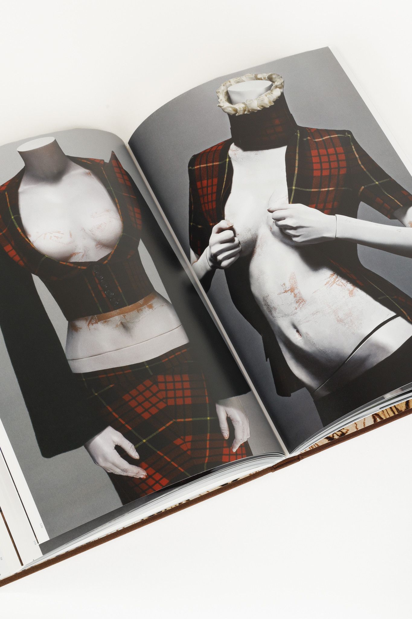 Alexander McQueen Alexander McQueen: Savage Beauty Hologram Hardcover Book Size ONE SIZE - 9 Thumbnail