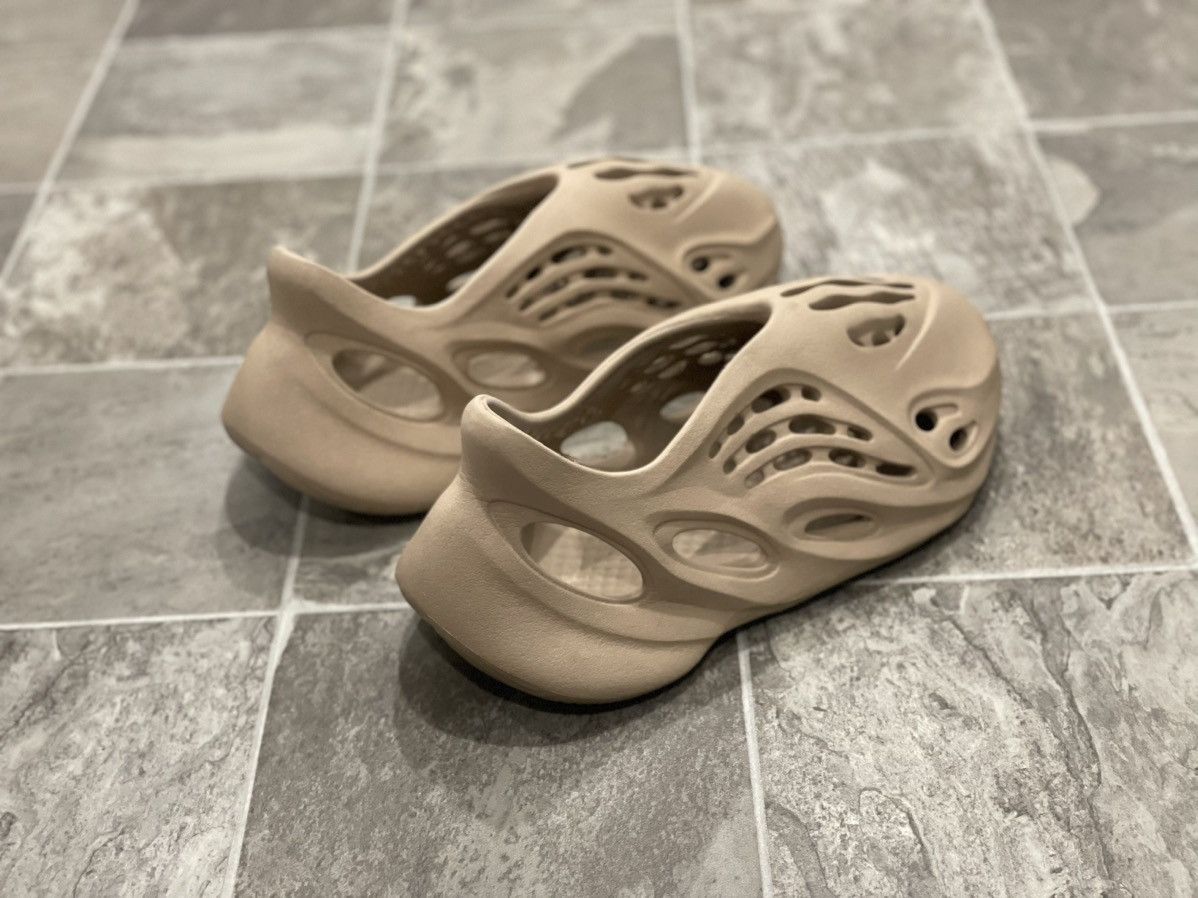 Adidas × Kanye West × Yeezy YEEZY FOAM RNNR MIST SIZE 8 350 700 500 Size US 8 / EU 41 - 3 Thumbnail