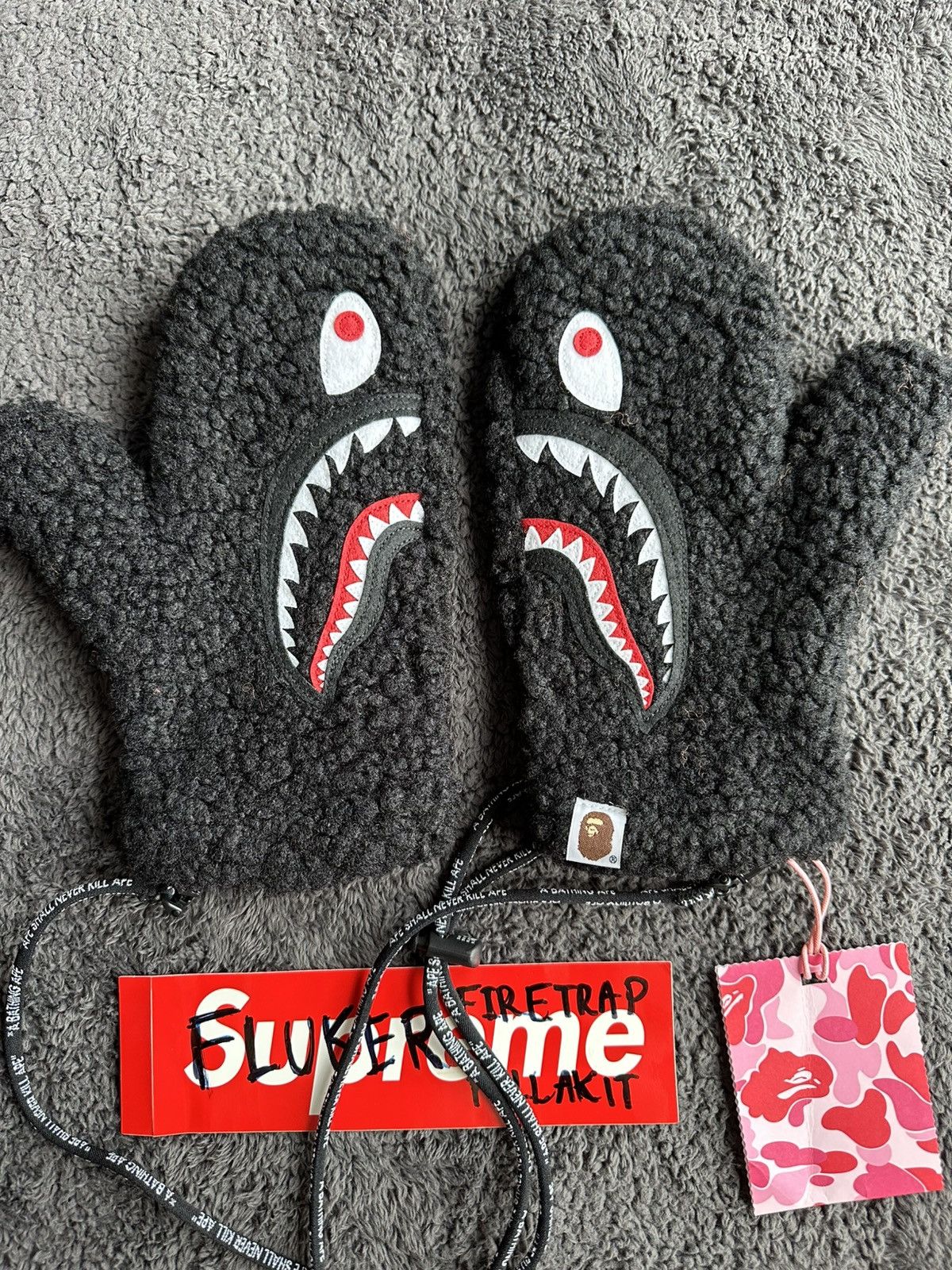 Bape BAPE Shark Boa Mittens Size ONE SIZE - 1 Thumbnail