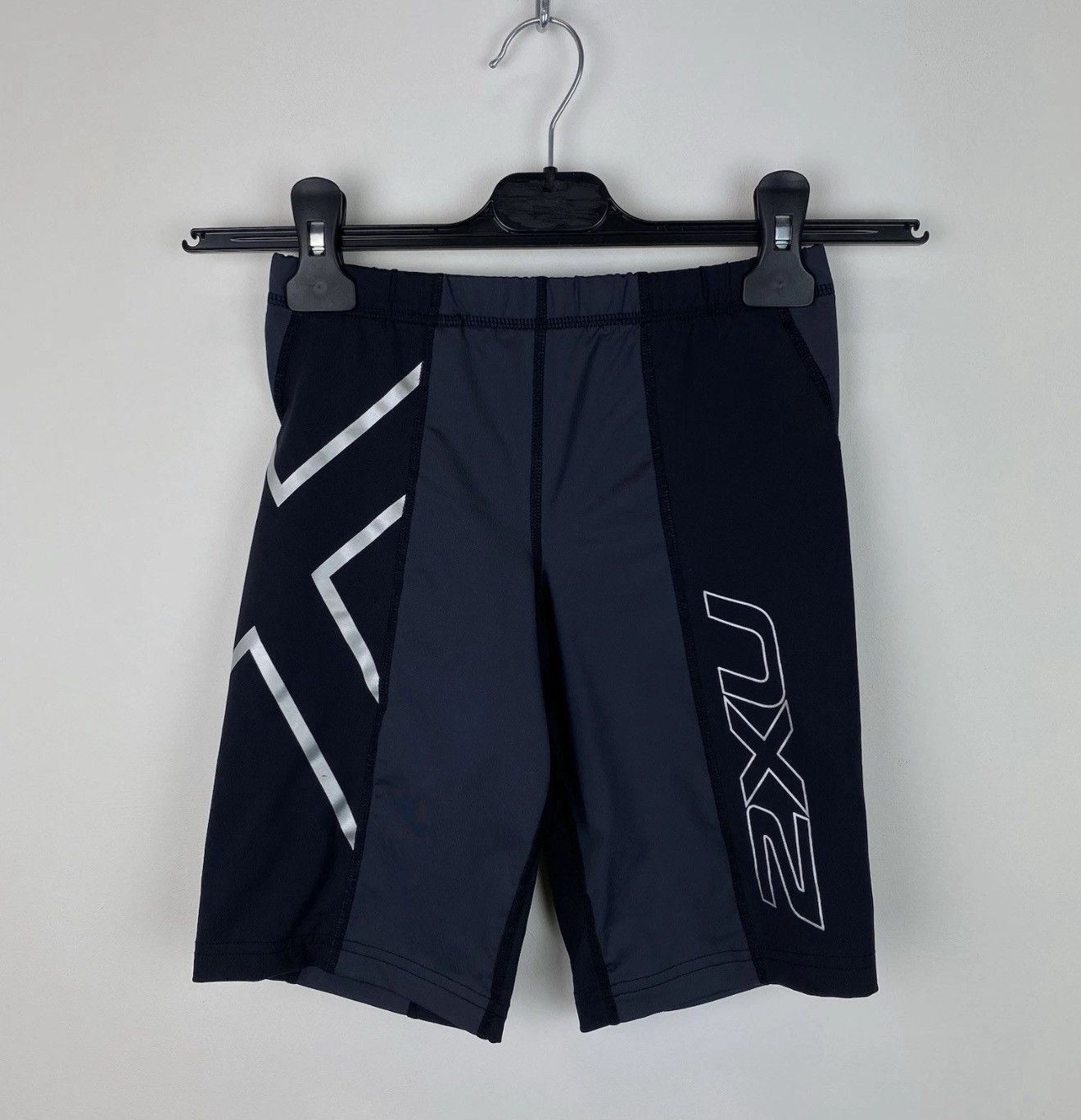 2XU 2XU Mid-Rise Athletic Compression Shorts Women’s Sz XS Black Size 26" / US 2 / IT 38 - 1 Thumbnail