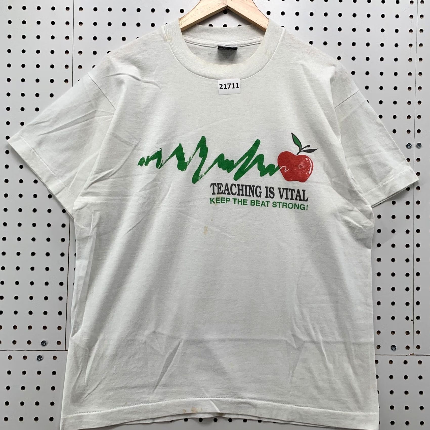 Fruit Of The Loom Vintage Teacher Shirt White Single Stitch Teaching Is Vital Mens Large 21.5x27 Size US L / EU 52-54 / 3 - 2 Thumbnail