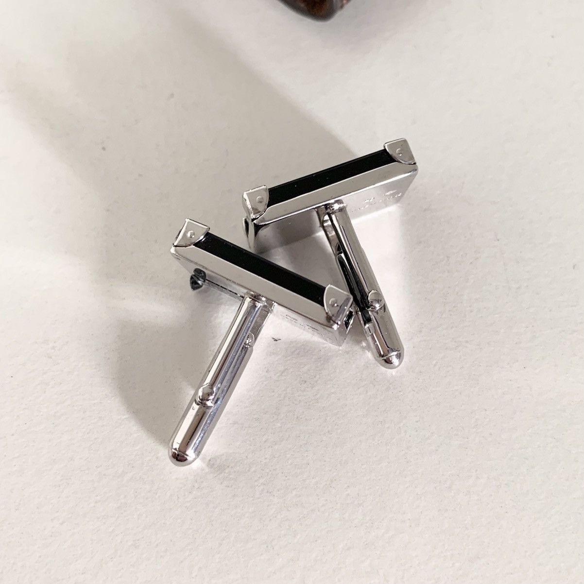 Louis Vuitton Louis Vuitton sterling silver trunk onyx cuff links in case Size ONE SIZE - 6 Thumbnail