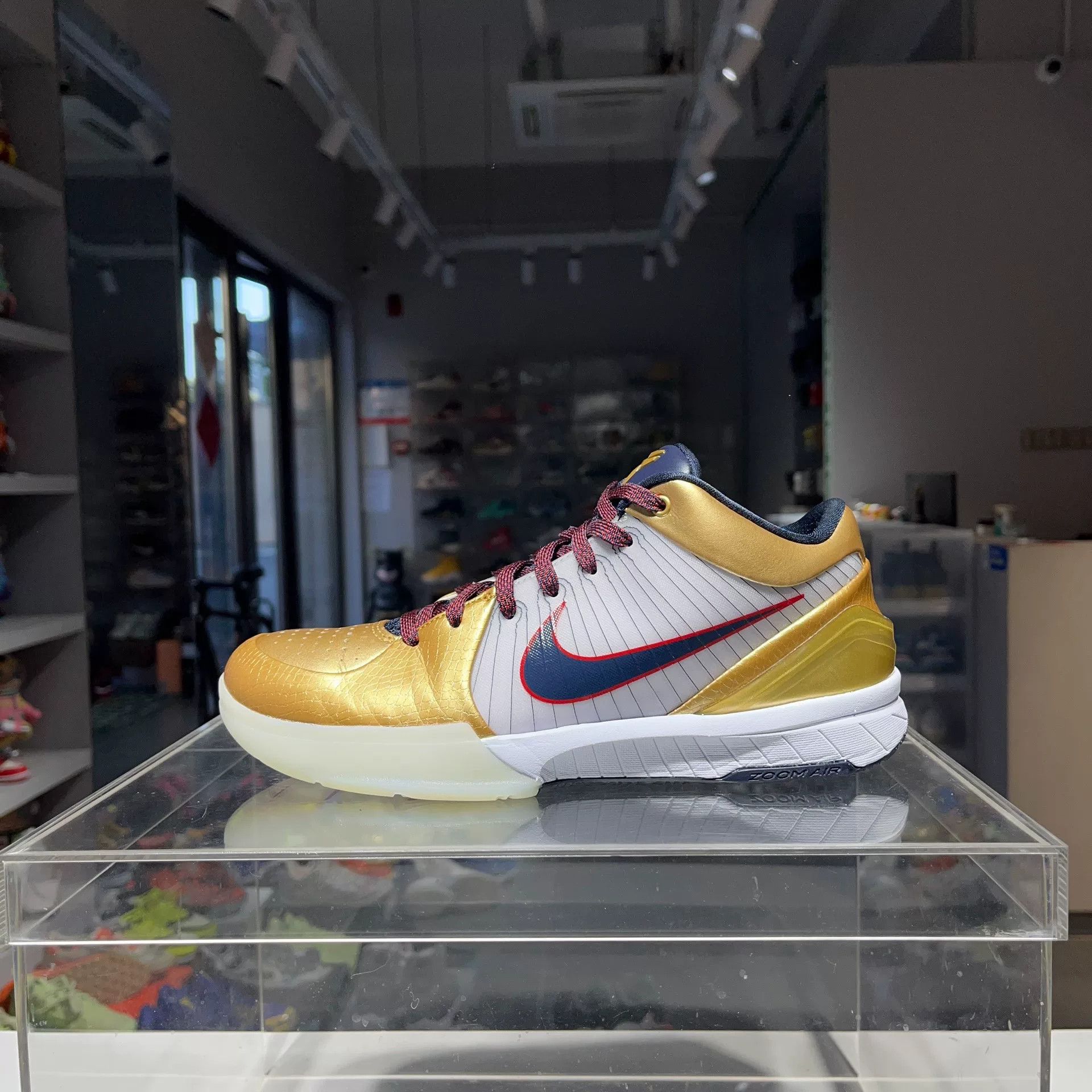 Nike Nike Gold Lowtop Sneakers 8 Men Size US 8 / EU 41 - 1 Thumbnail