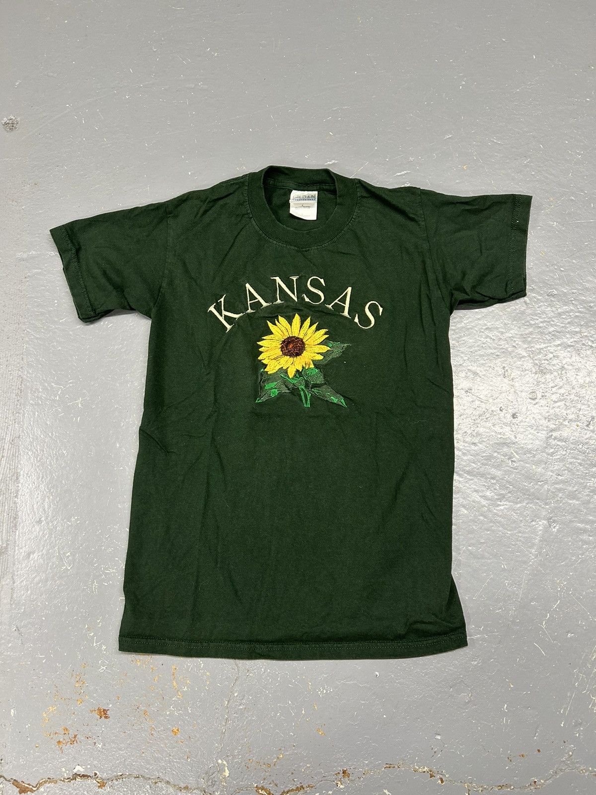 Vintage Crazy Vintage 90s Essential Kansas Sunflower Green Tee Shirt Size US S / EU 44-46 / 1 - 1 Thumbnail