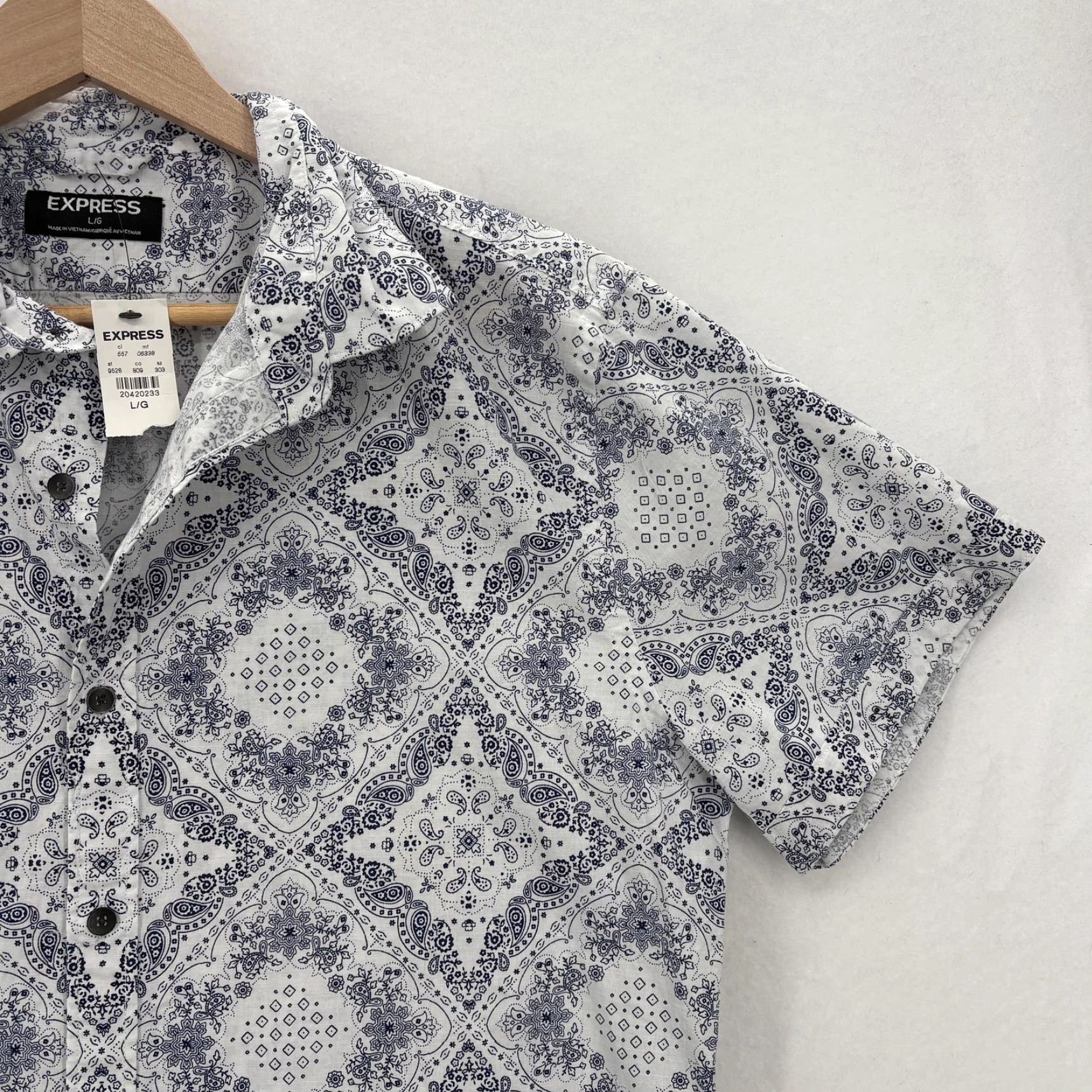 Express Express Shirt Mens Large White Paisley Print Short Sleeve Button Front Preppy Size US L / EU 52-54 / 3 - 2 Thumbnail