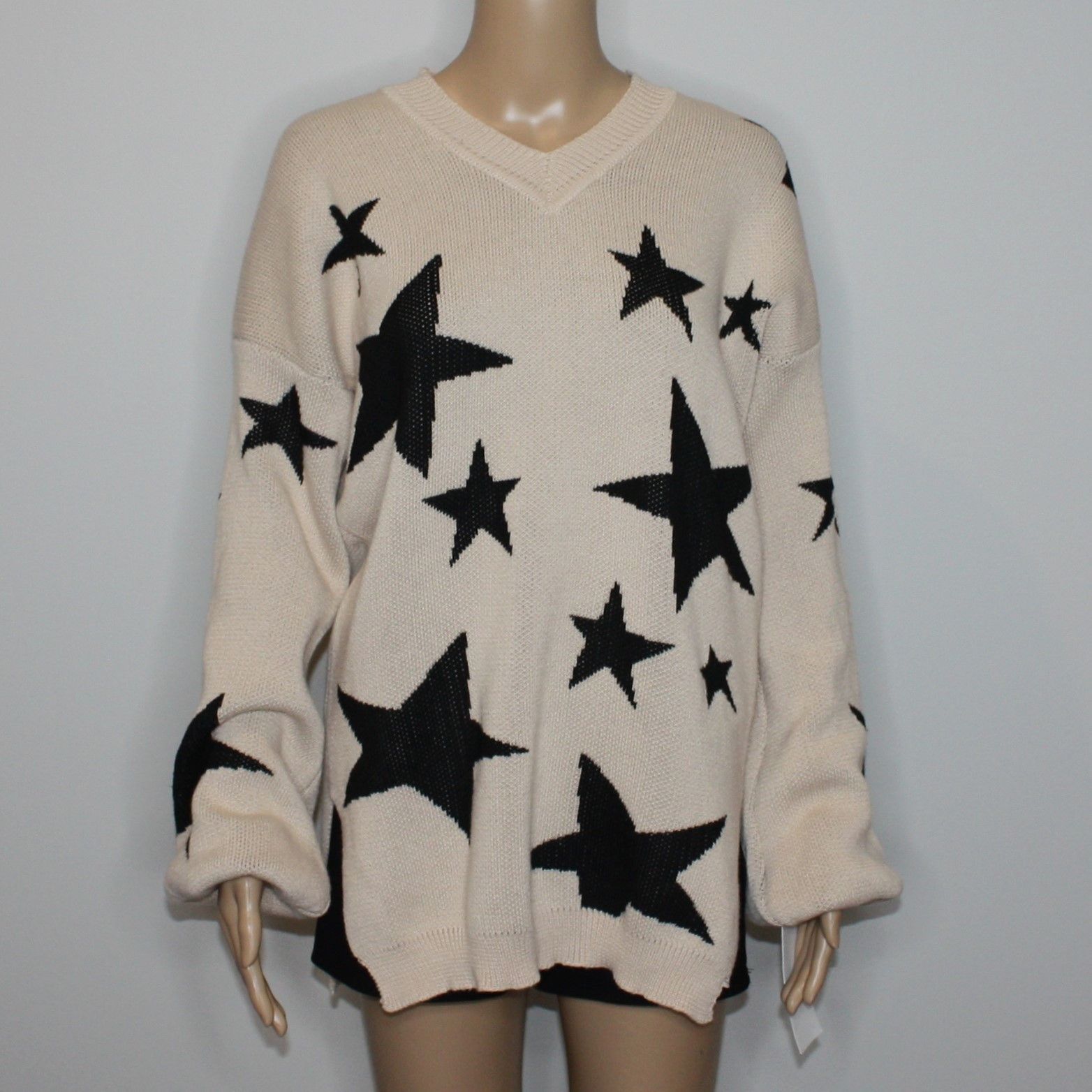 Other Goodnight Macaroon Anna V-neck Tan with Star Print Sweater Size ONE SIZE - 4 Thumbnail