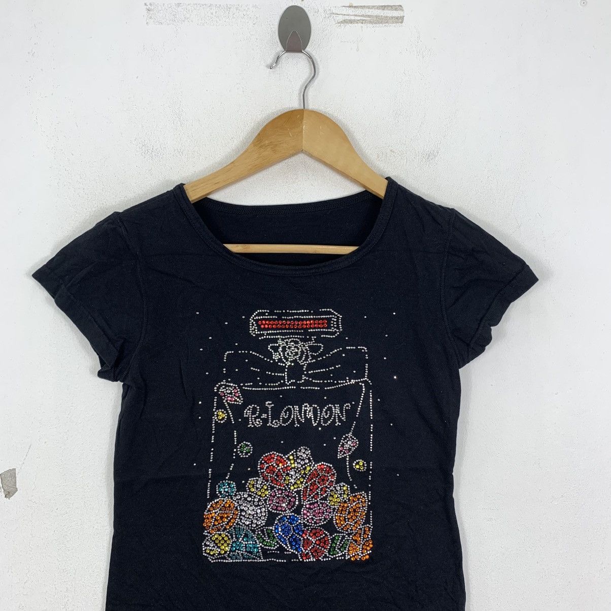 Japanese Brand R LONDON Japanese Brand Perfume Design Beads Tshirt Size S / US 4 / IT 40 - 3 Thumbnail