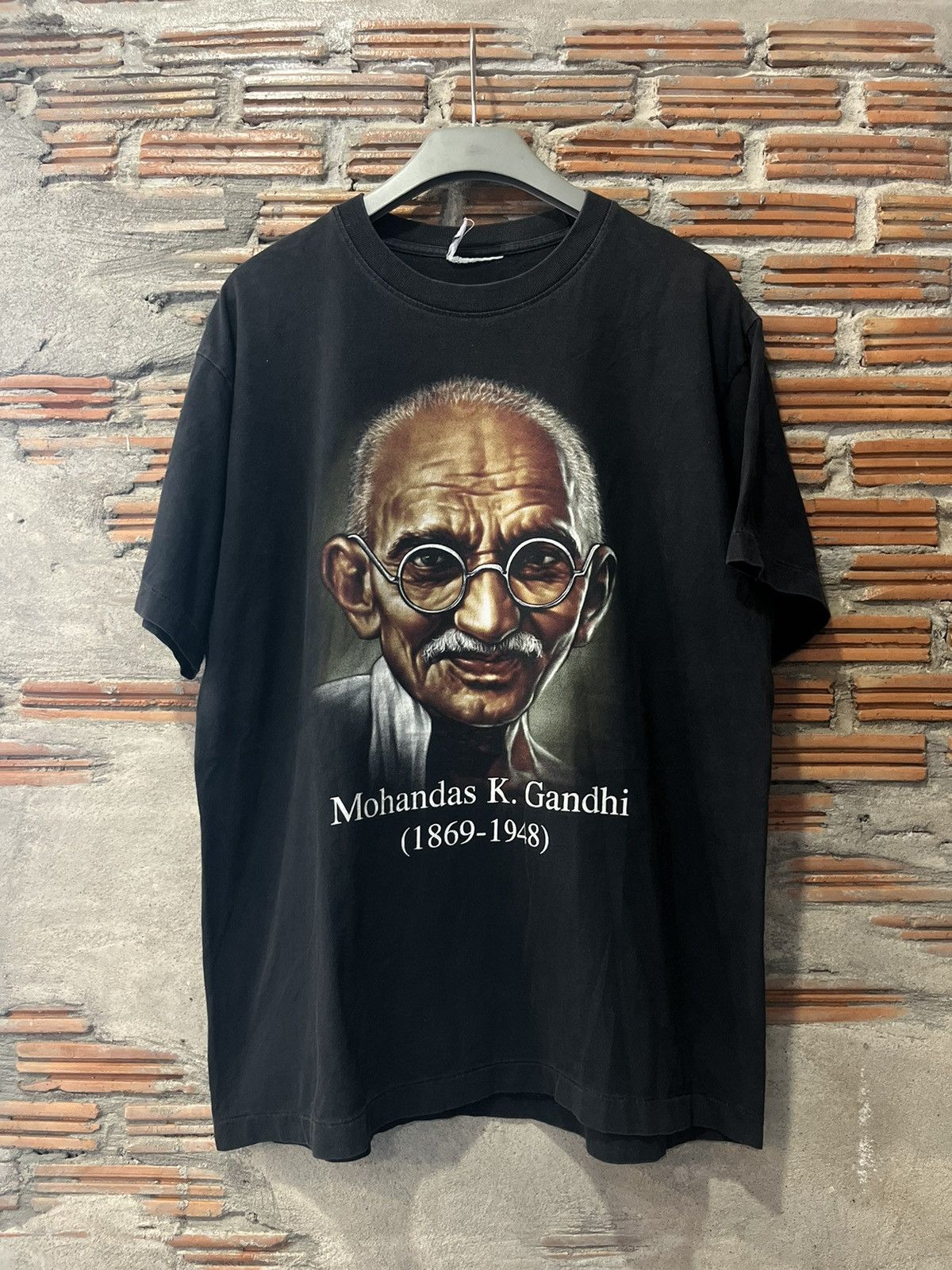 Arts & Science Vintage Mohandas K. Mahatma Gandhi Big Face 90’s Tshirt Size US XL / EU 56 / 4 - 2 Thumbnail