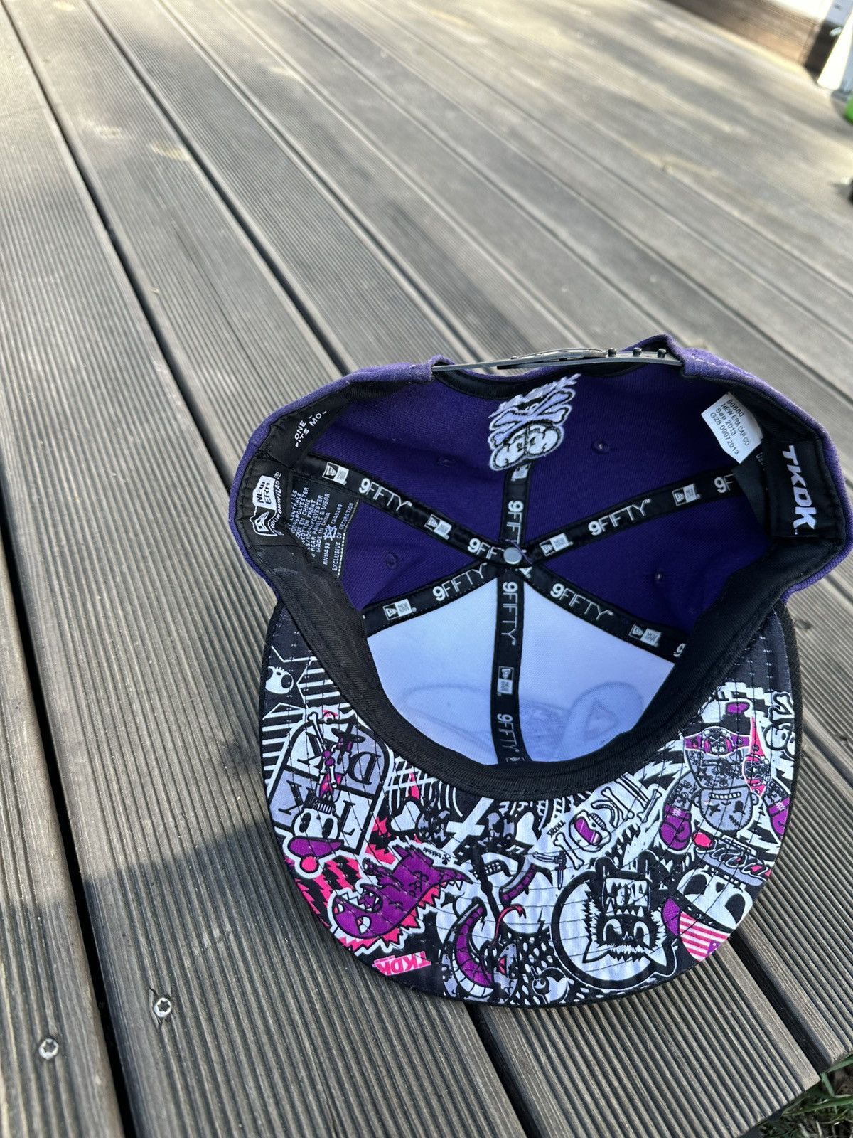 New Era × tokidoki TKDK Tokidoki 9Fifty New Era Tattoo Girl Spades Hat Size ONE SIZE - 6 Thumbnail