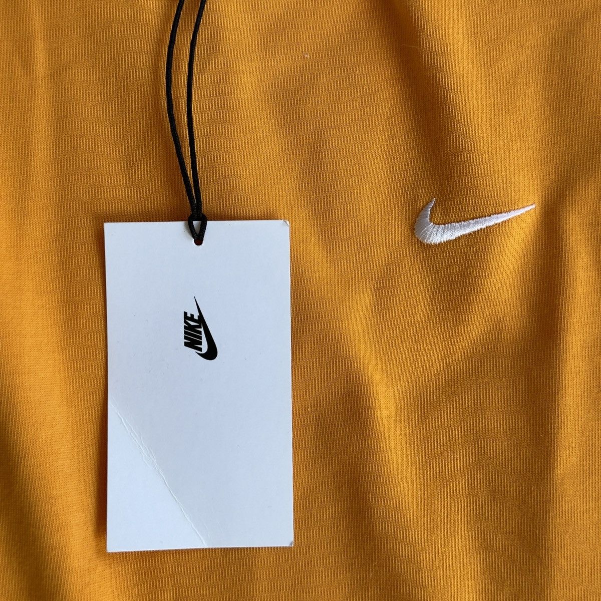 Nike NIKE yellow embroidered logo short sleeve tee BRAND NEW Size US M / EU 48-50 / 2 - 2 Thumbnail