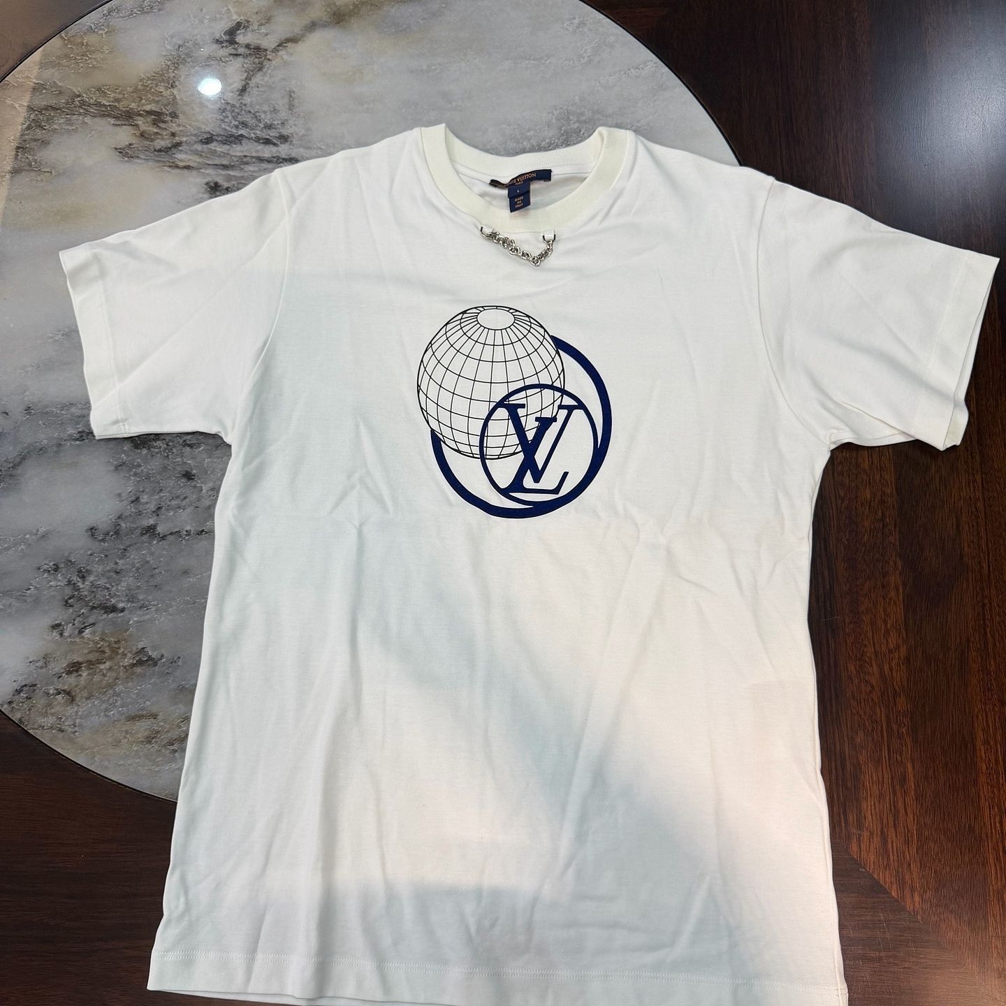 Louis Vuitton Louis Vuitton Globe Logo T-Shirt Size L Size L / US 10 / IT 46 - 1 Thumbnail