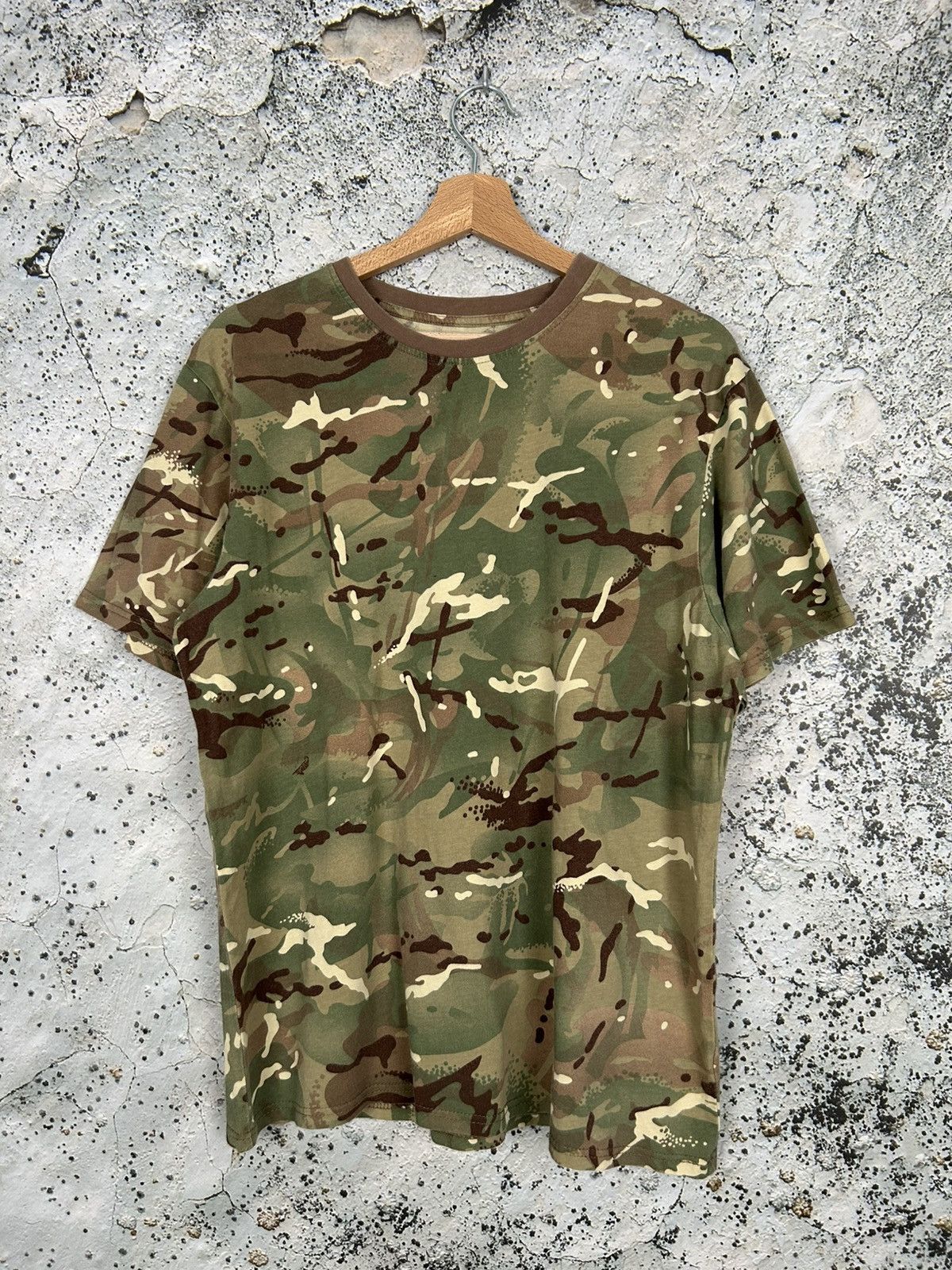 Vintage Vintage Camo Military Tee Streetwear Grunge Punk Skate Size US XL / EU 56 / 4 - 1 Thumbnail
