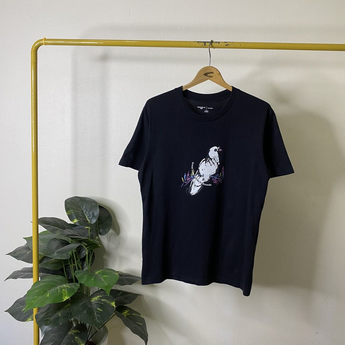 Uniqlo PEACE FOR ALL T-shirt Dove graphic by artist Han Meilin Tee Size US M / EU 48-50 / 2 - 1 Thumbnail