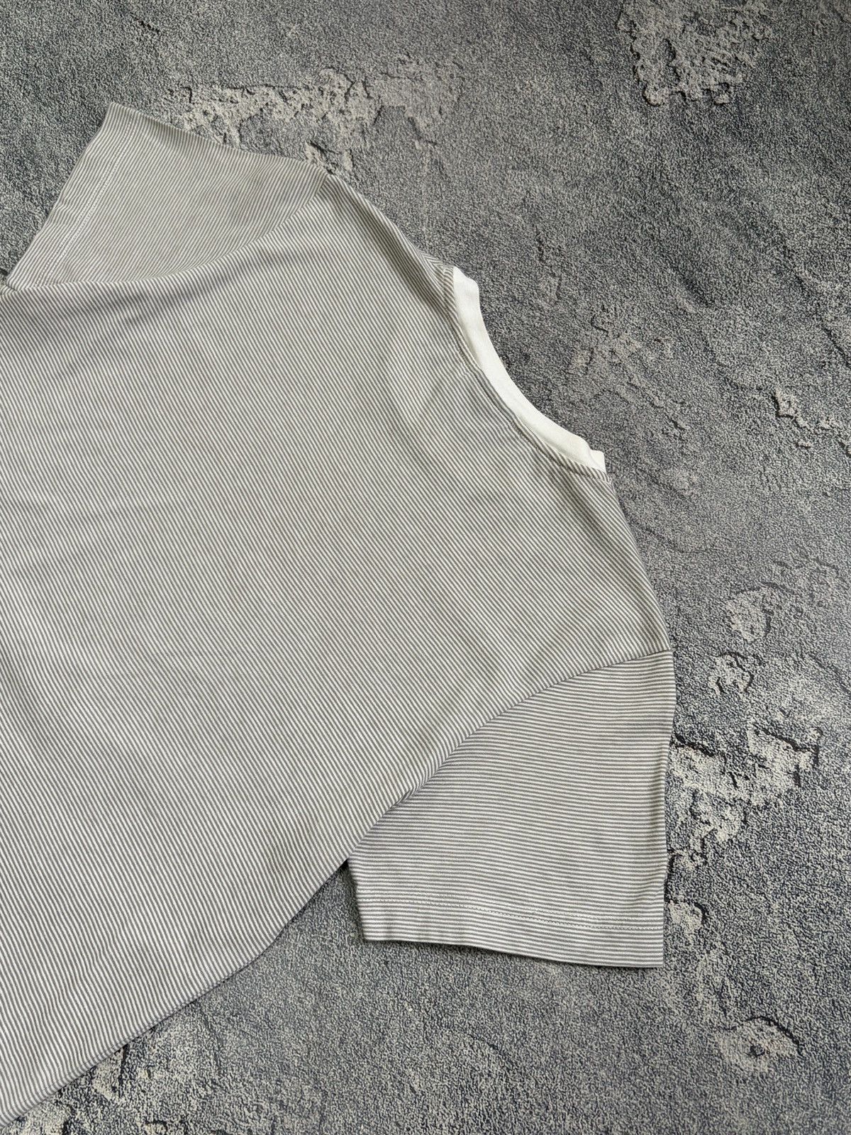 Fendi Fendi Kids Striped Logo Patch T-Shirt Gray White Size 12+ Size XS / US 0-2 / IT 36-38 - 11 Thumbnail