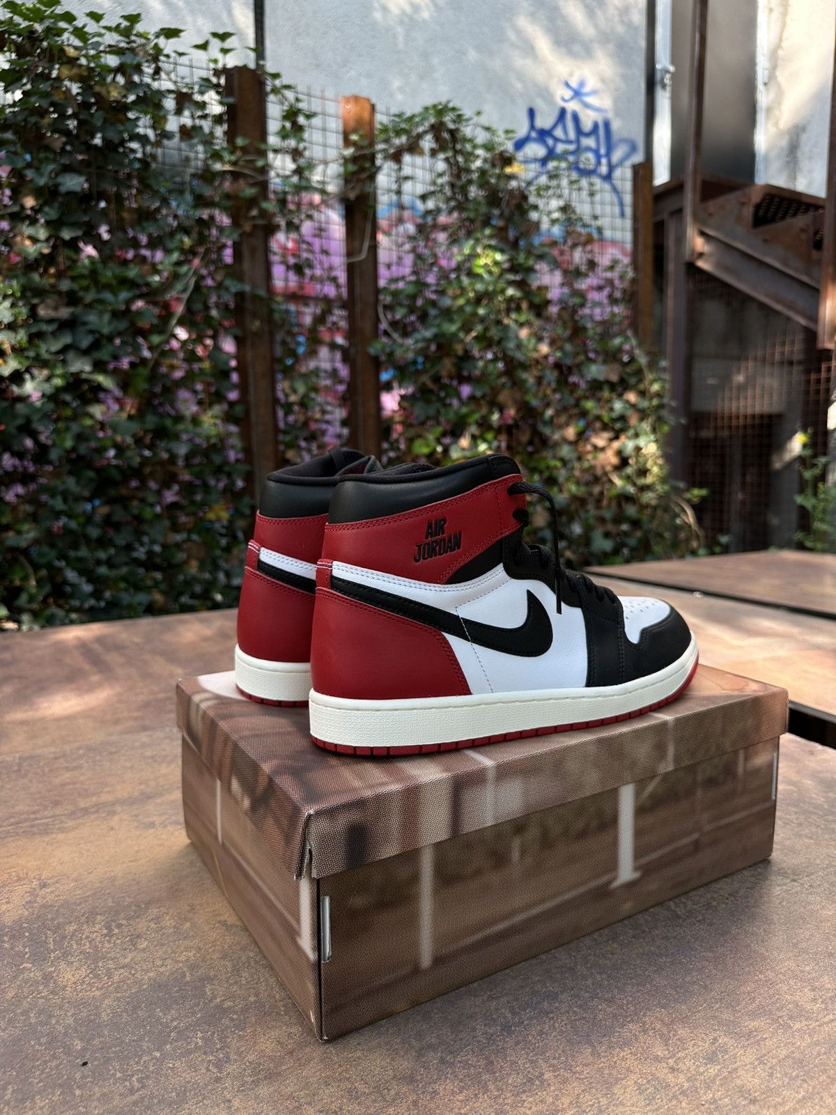 Jordan Brand × Nike Nike Air Jordan Retro 1 High Black Toe Reimagined Size US 10.5 / EU 43-44 - 4 Thumbnail