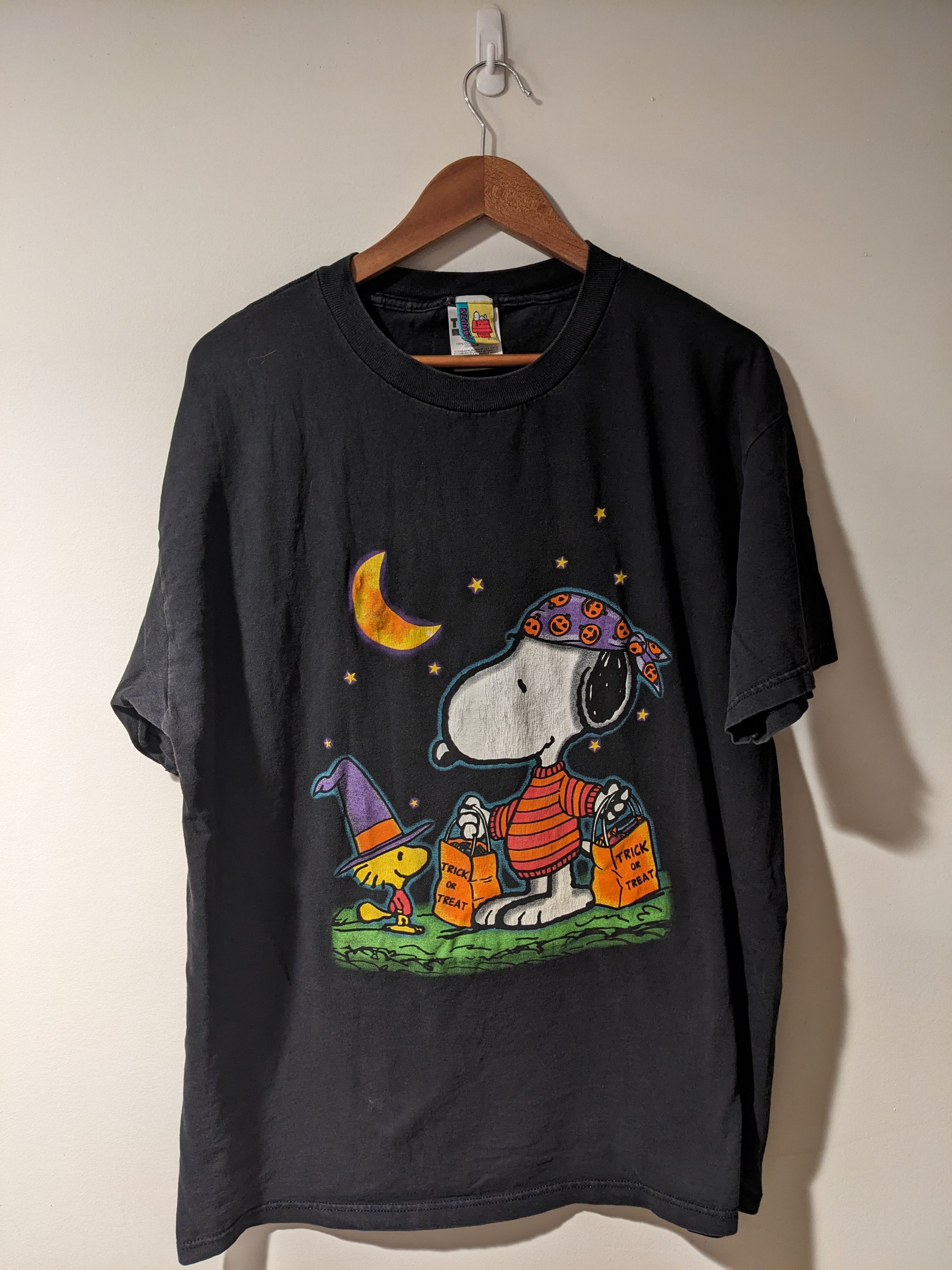 Peanuts × Vintage Vintage 90s Snoopy Woodstock Halloween Trick Treat T-Shirt Size US XL / EU 56 / 4 - 1 Thumbnail