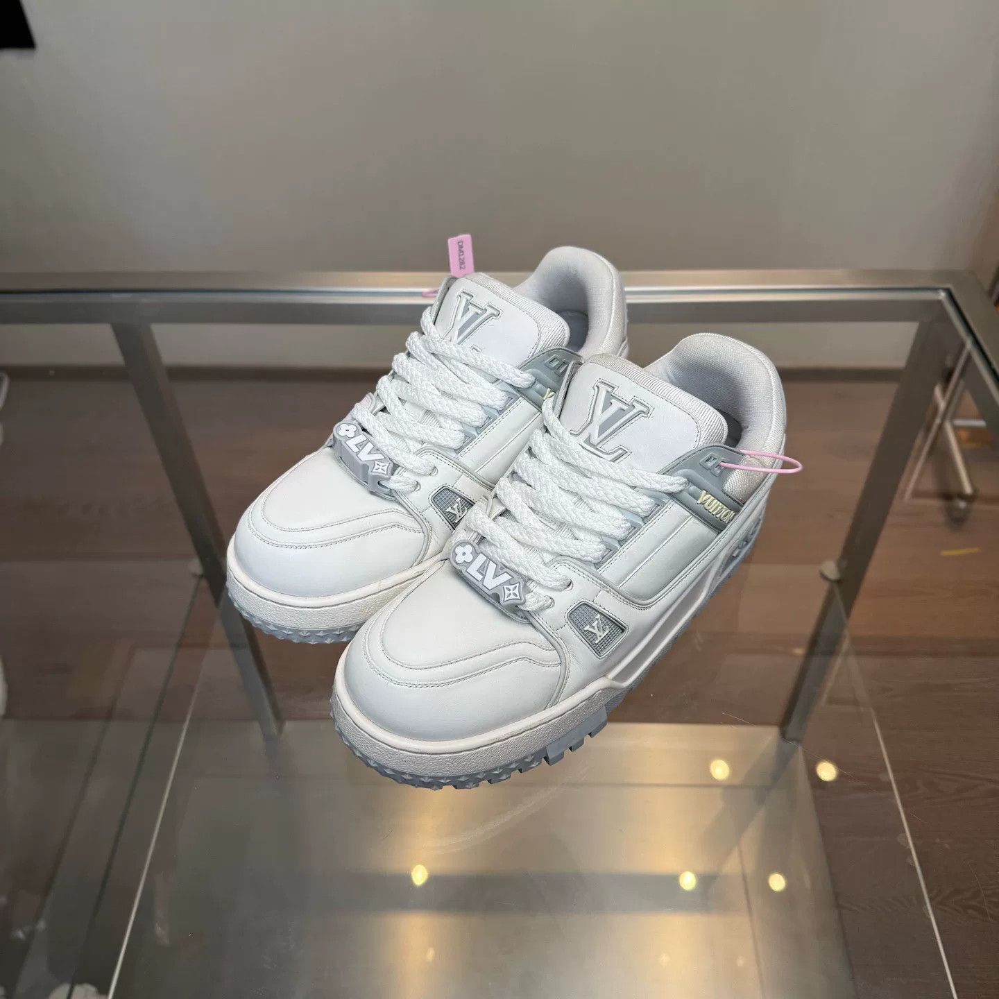 Louis Vuitton Louis Vuitton Training White Lowtop Sneakers 43 Men Size US 10 / EU 43 - 1 Thumbnail