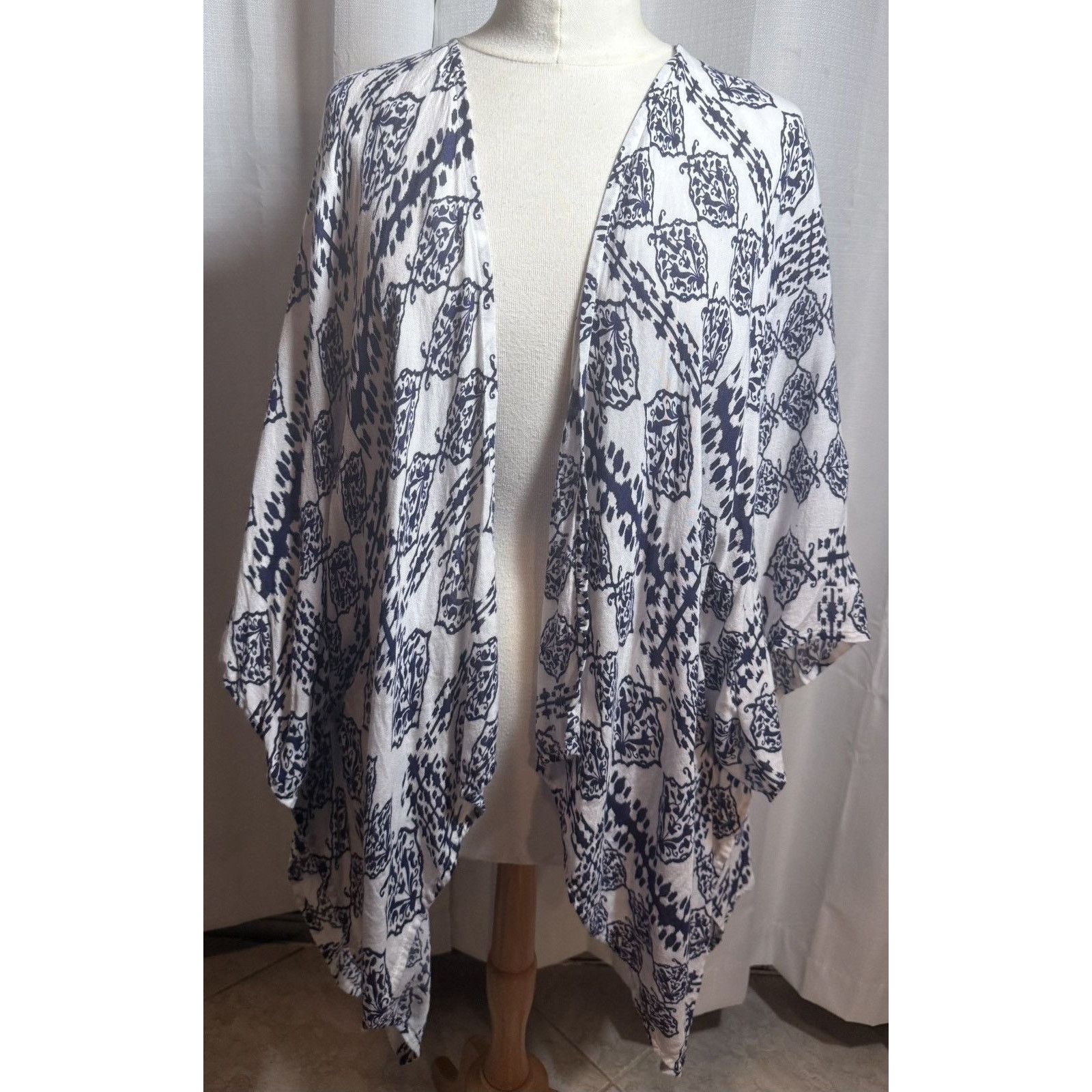 ELAN White kimono jacket with lace panel and navy pattern Size ONE SIZE - 1 Thumbnail