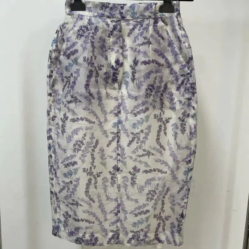 Max Mara MaxMara Summer Lilac Silk Midi Skirt . Size 25" / US 0 / IT 36 - 1 Thumbnail