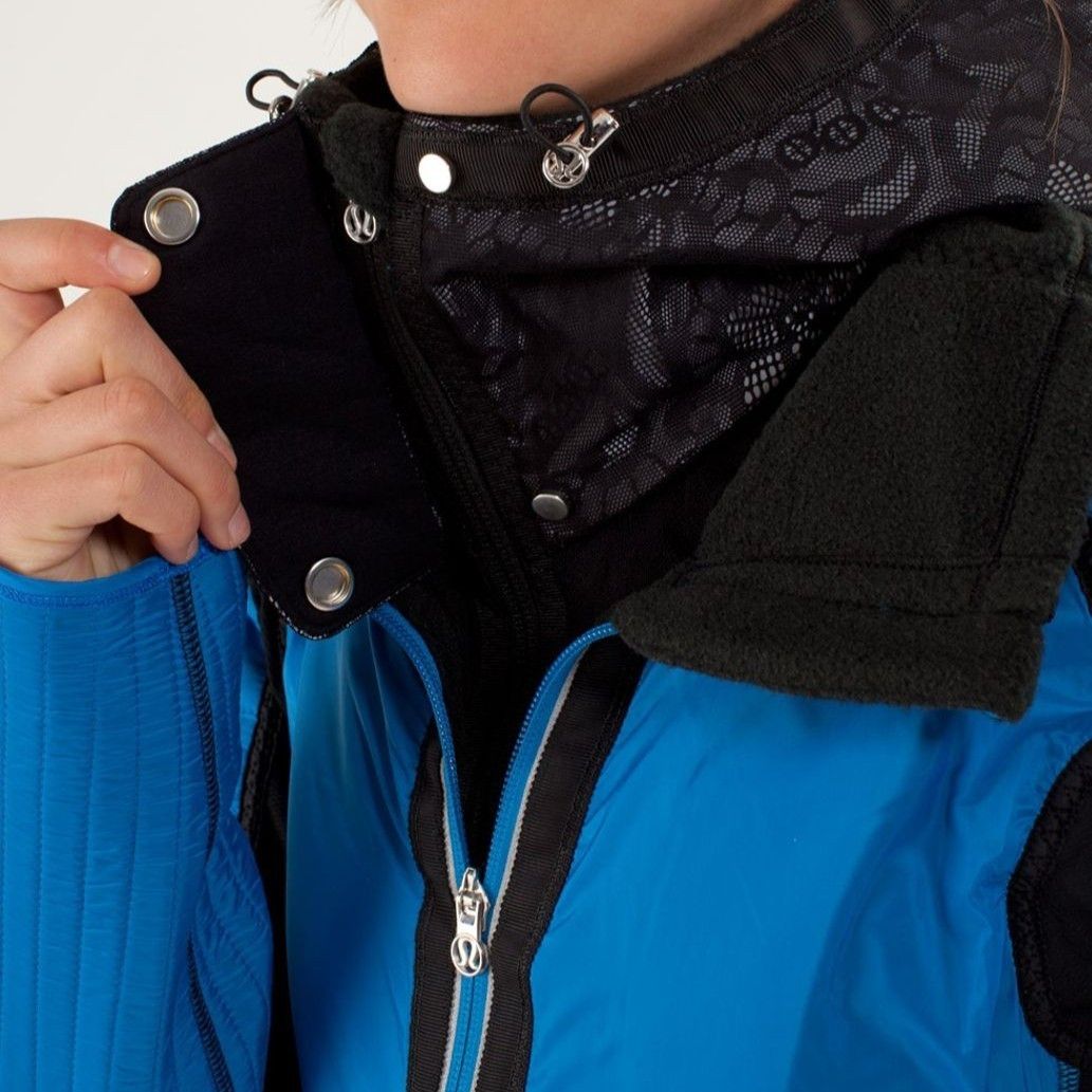 Lululemon Bundle Up Jacket in Black & Beaming Blue in size 8 NWOT Size M / US 6-8 / IT 42-44 - 7 Thumbnail