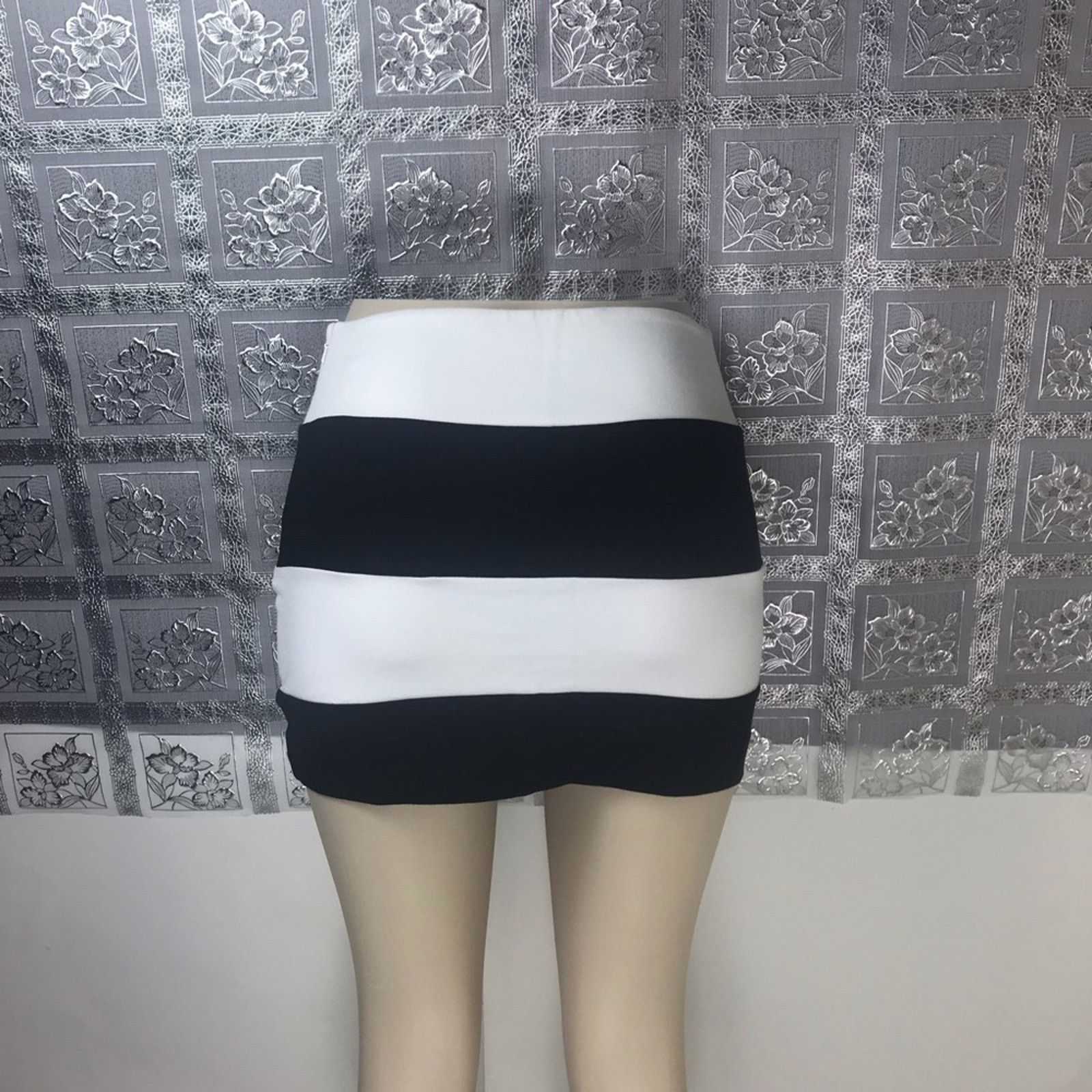 Express Express Women's Striped White & Black Skirt Size 0 Size 25" / US 0 / IT 36 - 4 Thumbnail