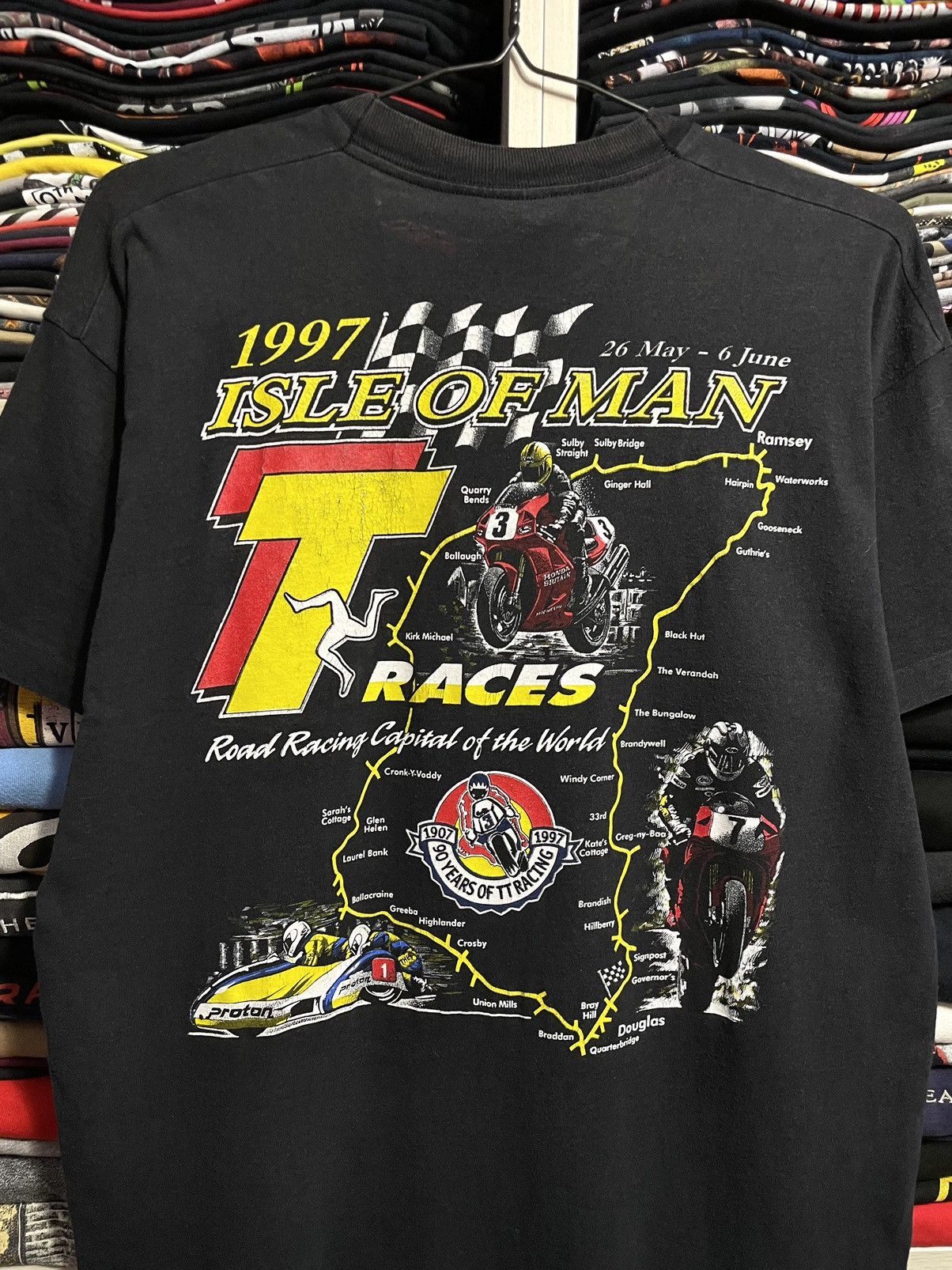 Vintage Vintage 1997 Isle Of Man 90s Racing Honda Faded T-Shirt Size US XL / EU 56 / 4 - 14 Thumbnail