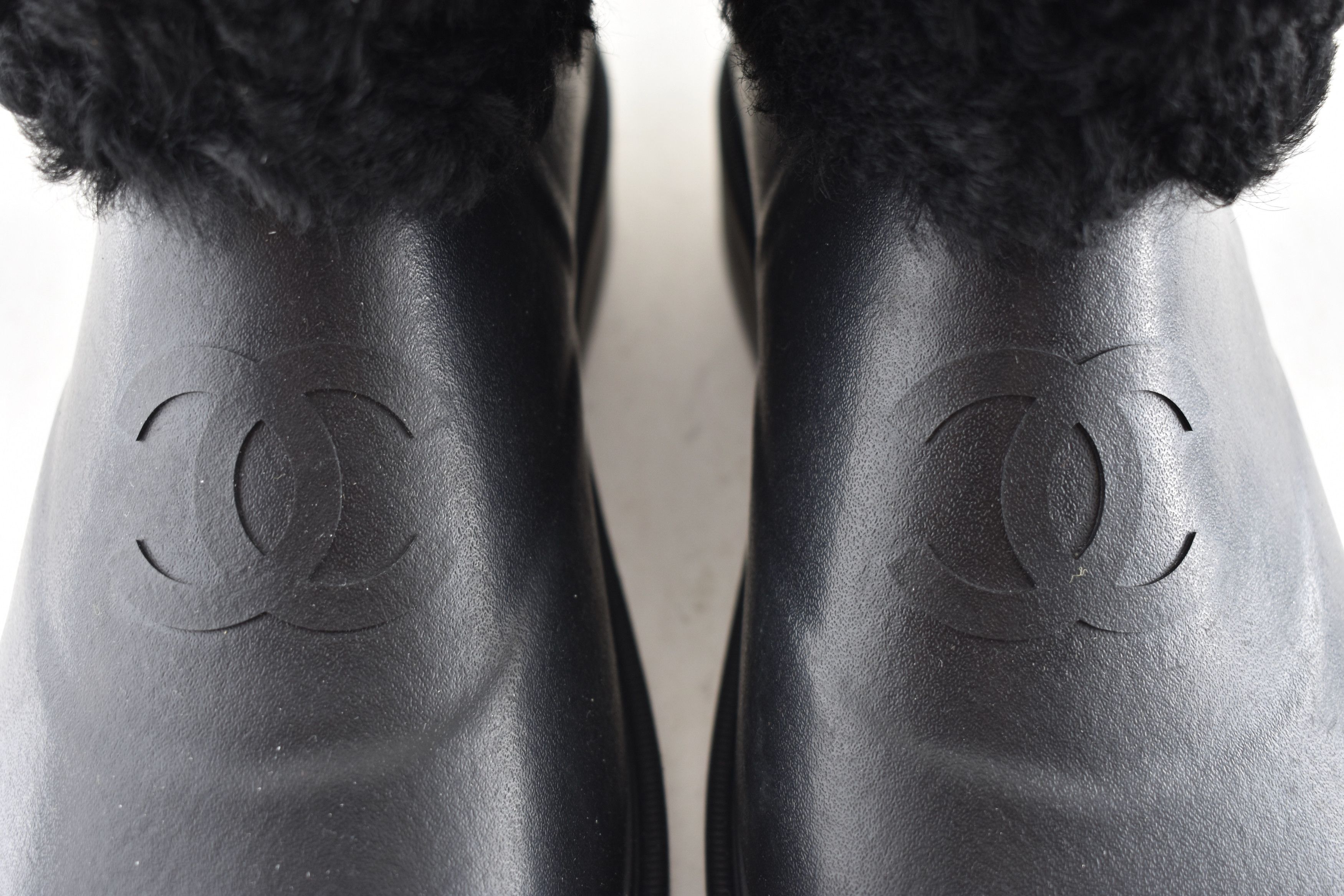 Chanel Chanel 24K Shearling Fur Rubber CC Short Ankle Rain Boots 40 Size US 10 / IT 40 - 10 Thumbnail