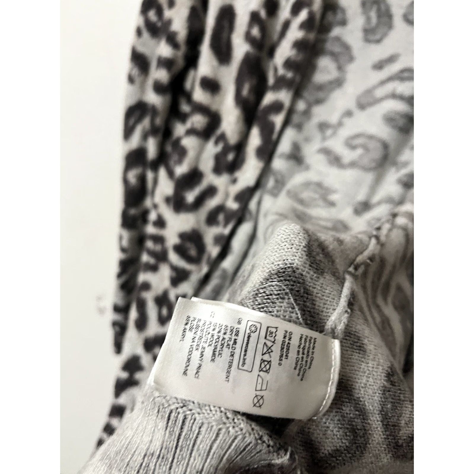 H&M H&M Women's Cardigan Open Front Cheetah Print Multicolor Small S Gray/Black Animal Print Cardigan Womens Small Open Front - 90s/90s Inspired? Size S / US 4 / IT 40 - 4 Thumbnail