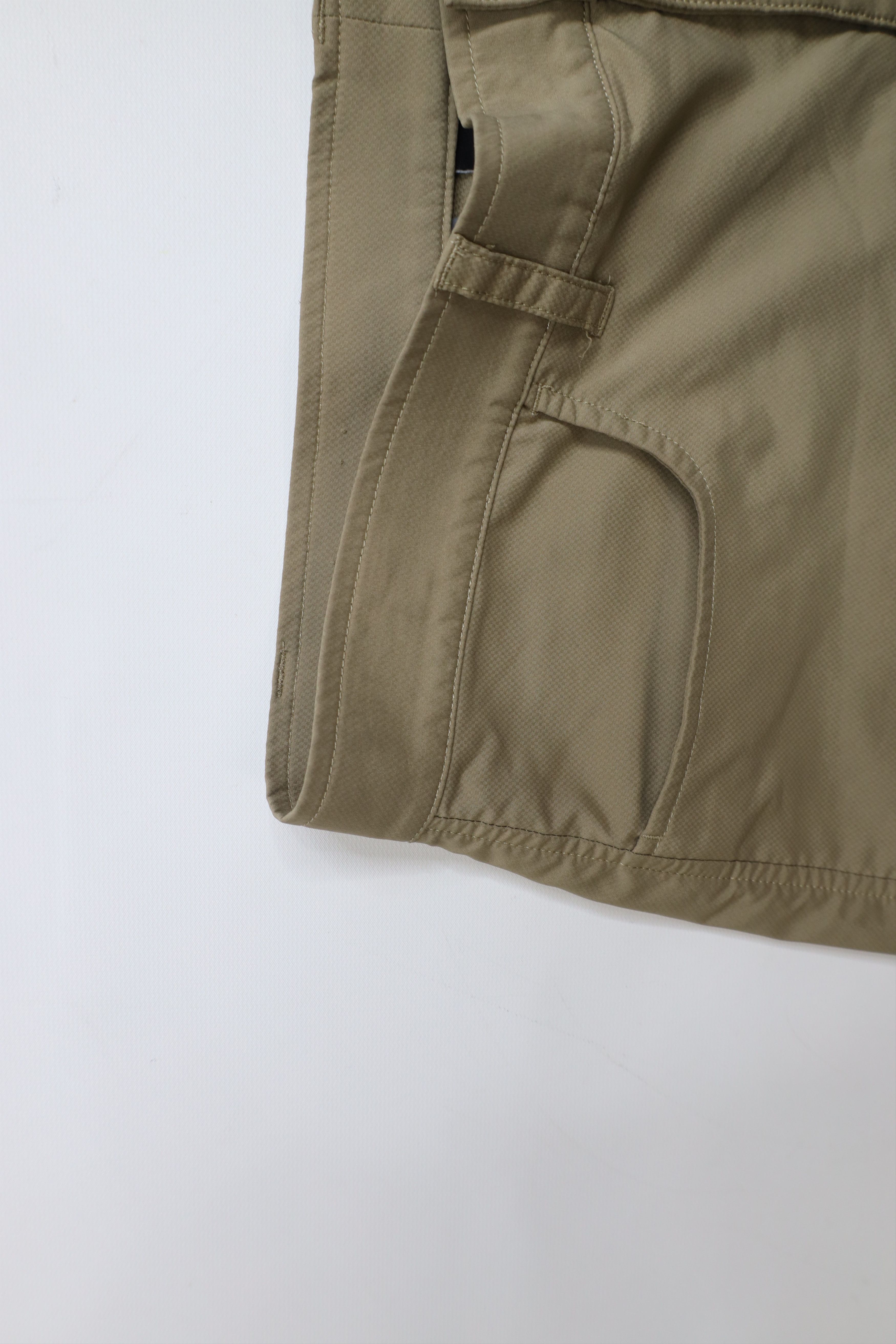 Under Armour × Vintage Under Armour Loose HeatGear Golfing Golf Chino Shorts Beige Size US 36 / EU 52 - 7 Thumbnail