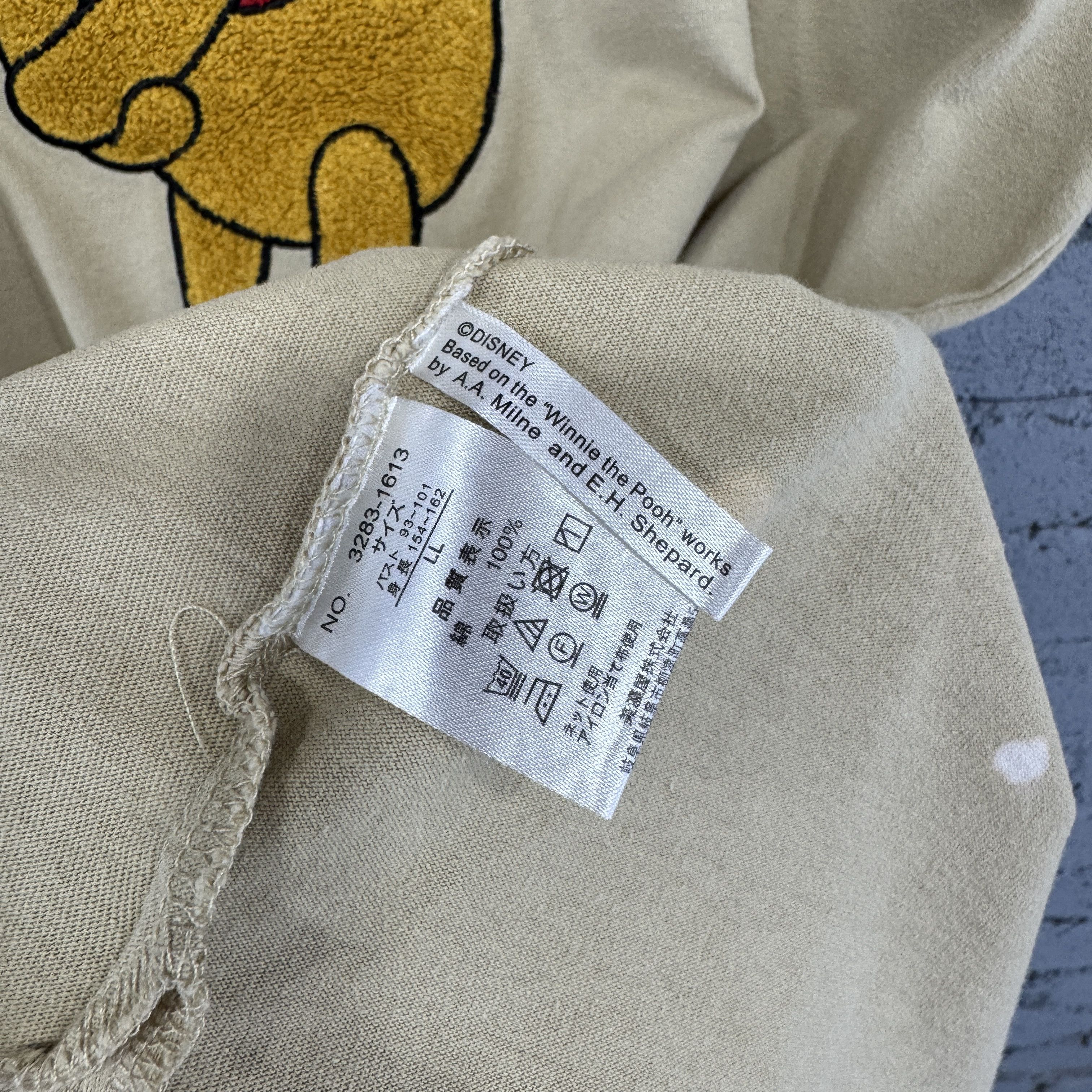 Vintage Vintage Disney Winnie The Pooh Bees Sunfaded Tshirt Size US L / EU 52-54 / 3 - 7 Thumbnail
