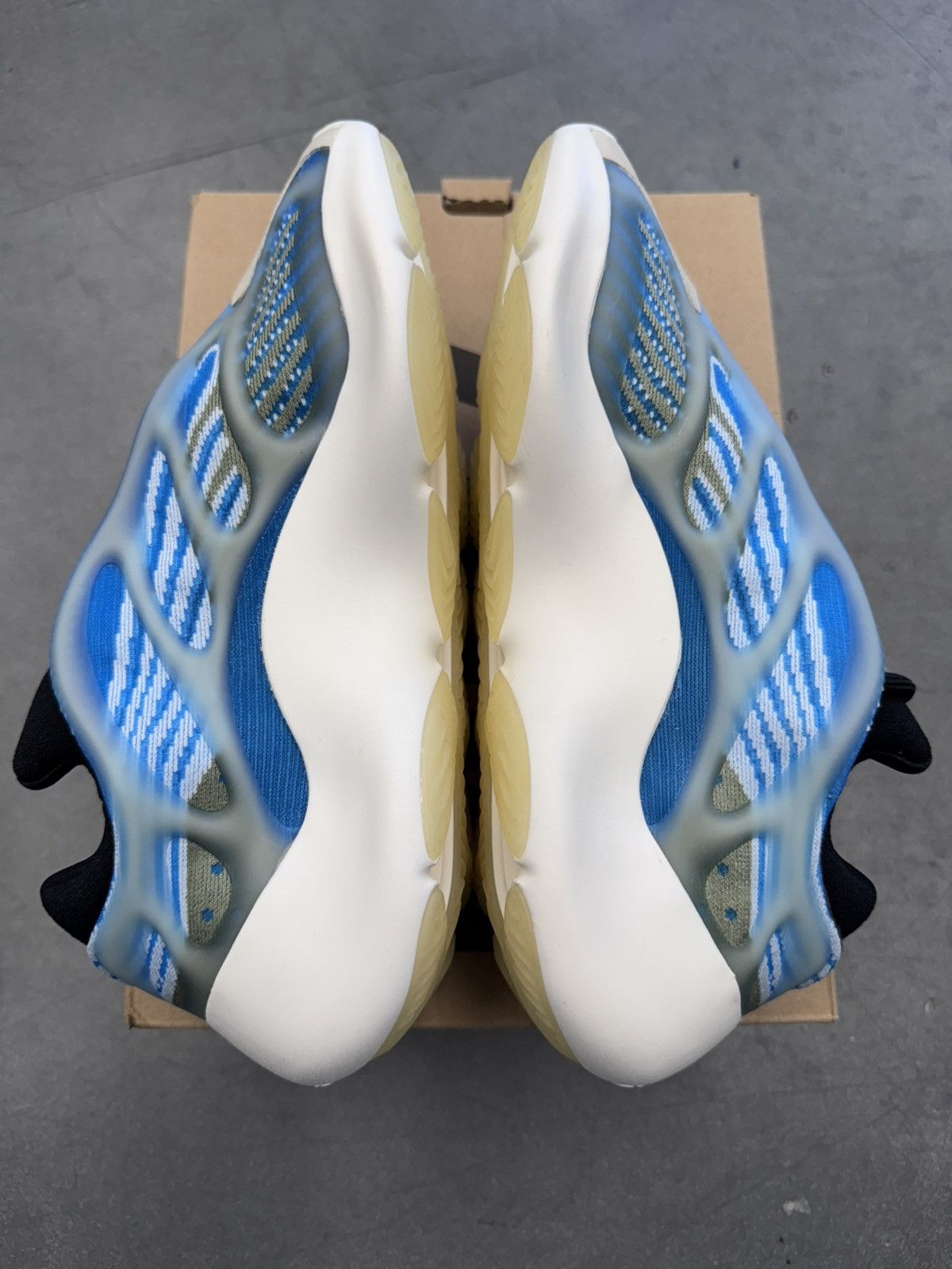 Yeezy 2020 Adidas Yeezy 700 V3 Arzareth Size US 8 / EU 41 - 3 Thumbnail