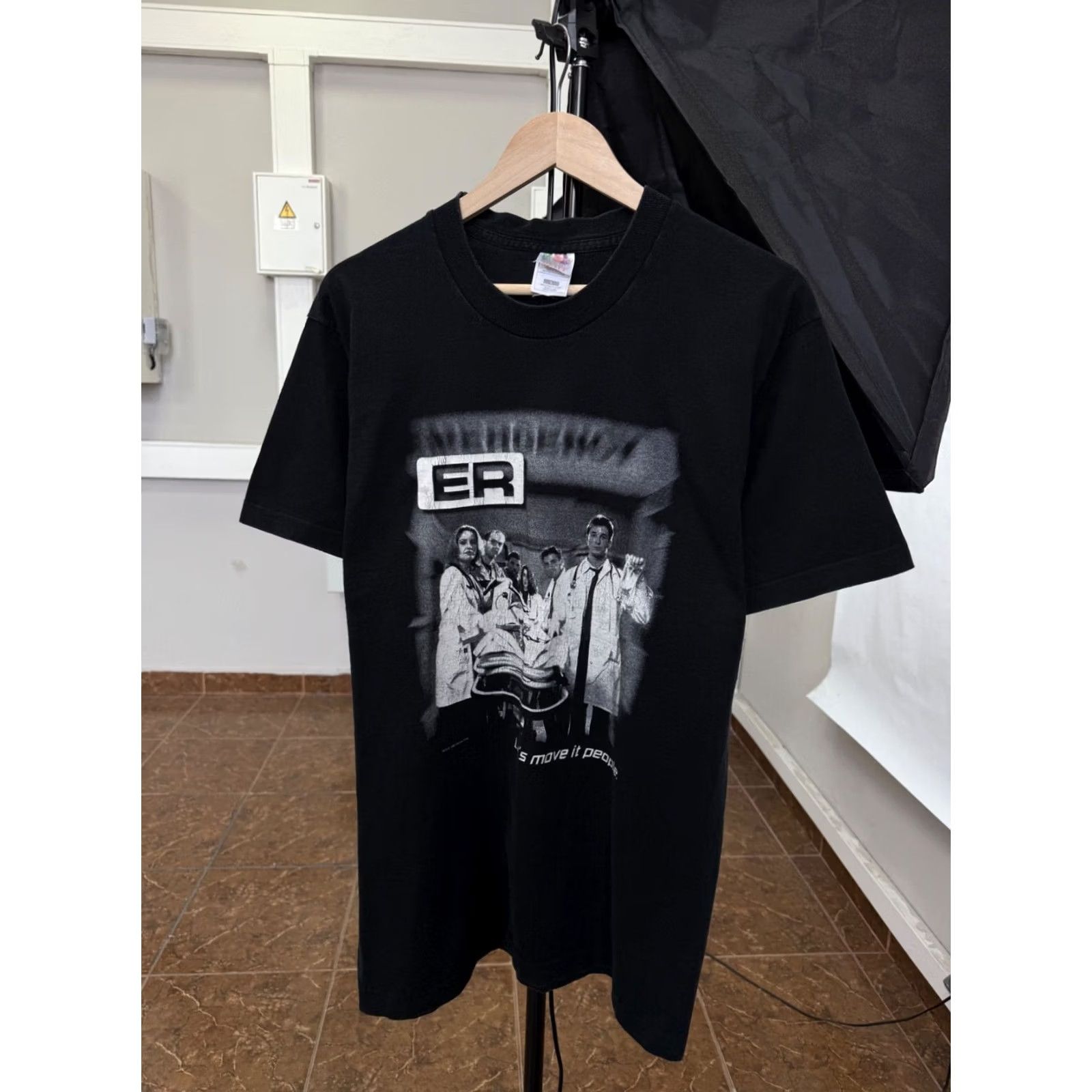 Fruit Of The Loom VINTAGE ER Movie Warner Bros Let’s Move it People T-Shirt Mens L Black 1996 90s Tee Size US L / EU 52-54 / 3 - 2 Thumbnail