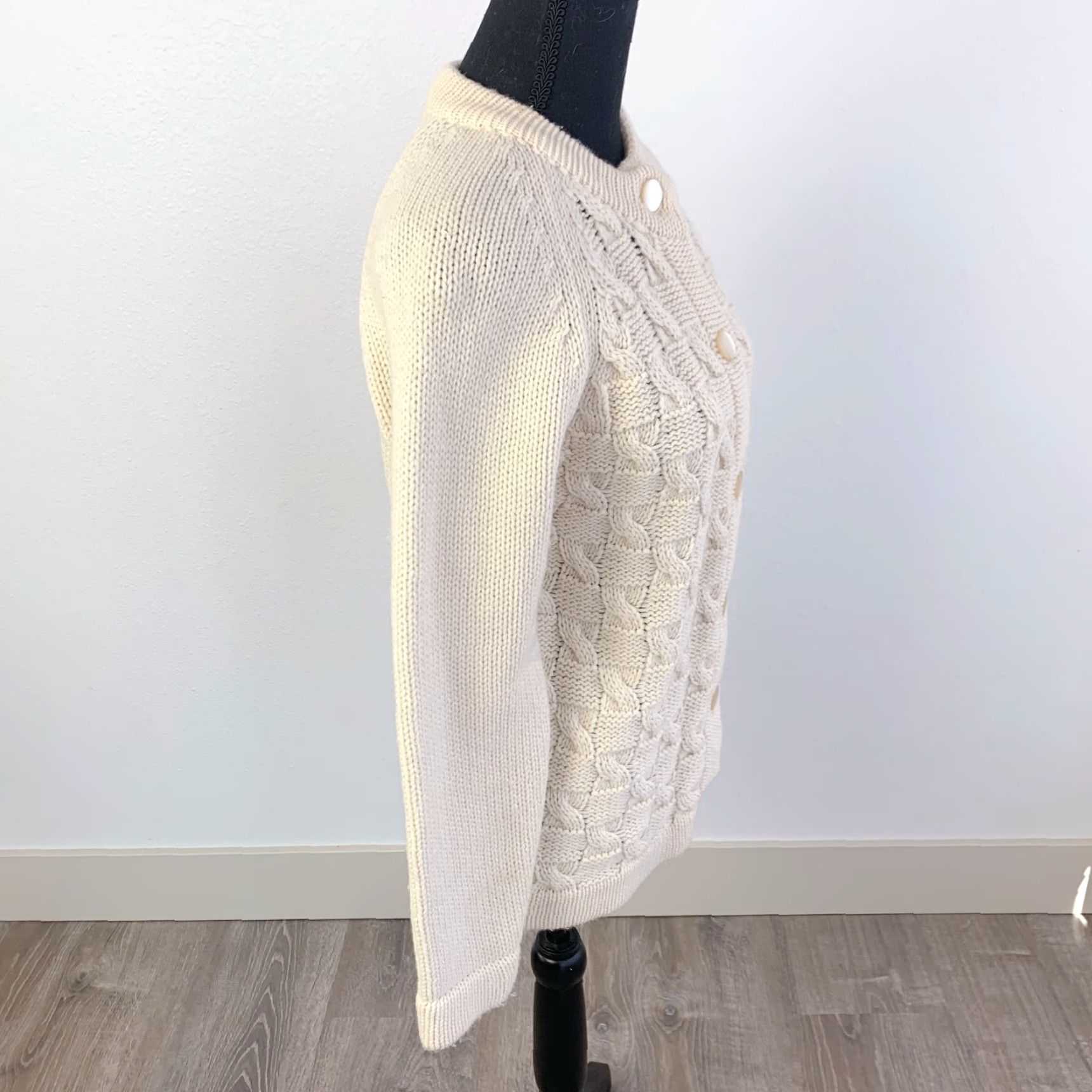 Vintage VINTAGE Beige Acrylic Cardigan Sweater 1960s Rockabilly 36 Women/Mens Size XS / US 0-2 / IT 36-38 - 4 Thumbnail