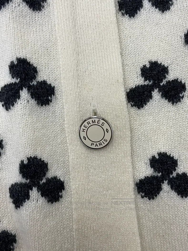 Hermes Hermes White and black four-leaf clover cashmere cardigan Size XS / US 0-2 / IT 36-38 - 2 Thumbnail