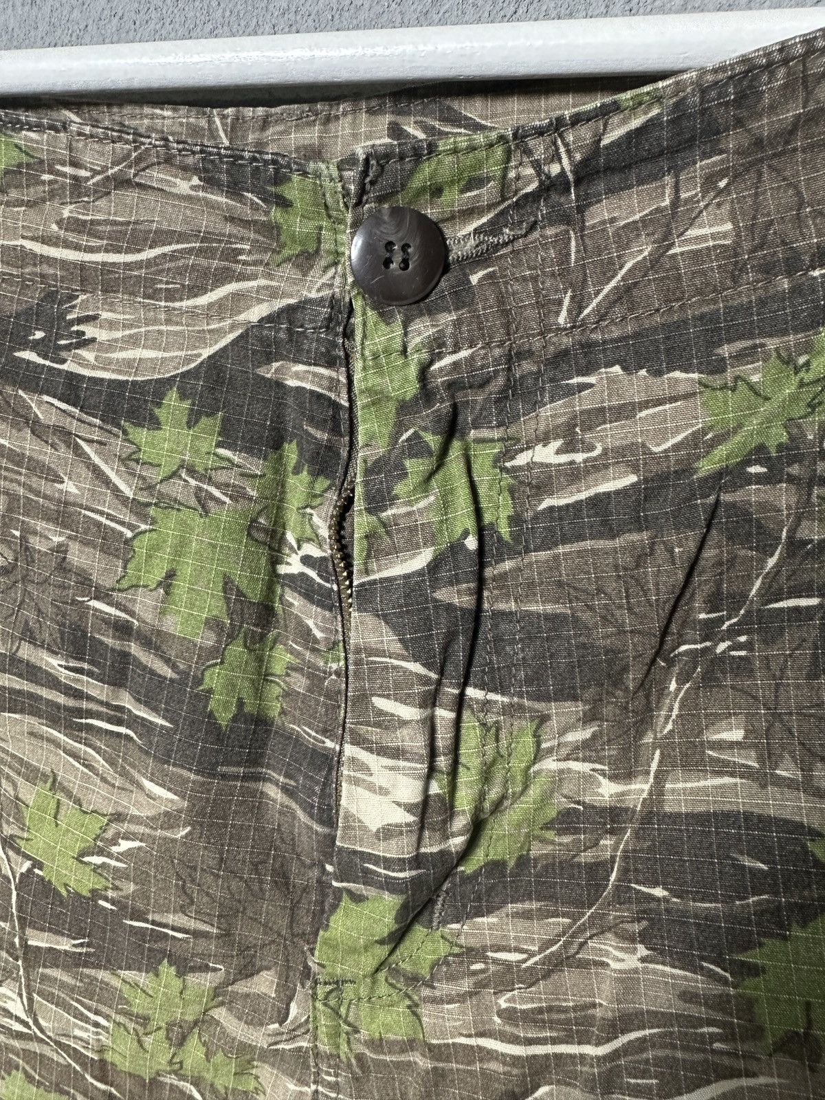 Carhartt × Carhartt Wip × Vintage Vintage Carhartt WIP Regular Cargo Bermuda Camo Shorts Size US 31 - 3 Thumbnail