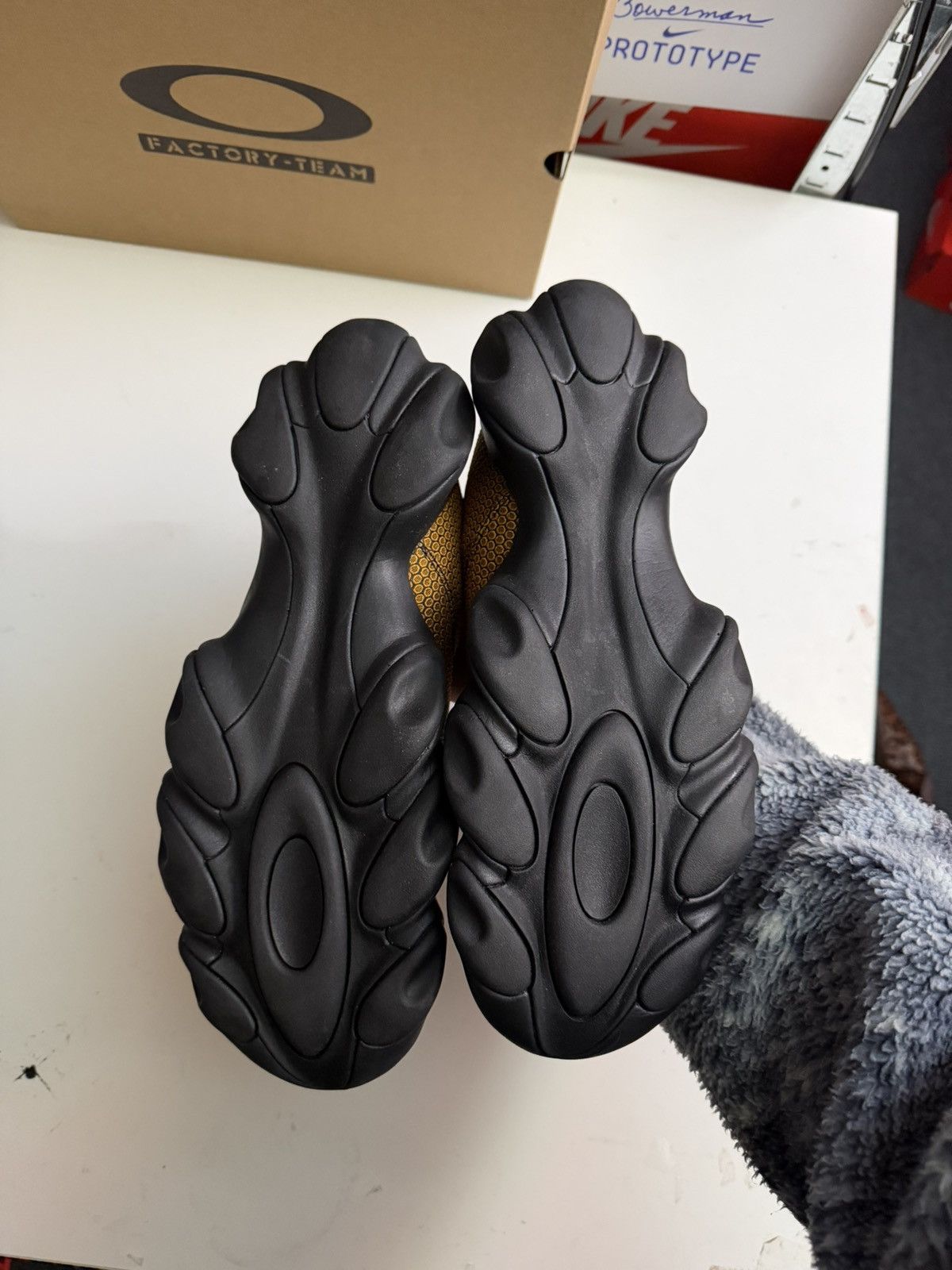 Brain Dead × Oakley Oakley x brain dead factory team flesh Size US 12.5 / EU 45-46 - 6 Thumbnail