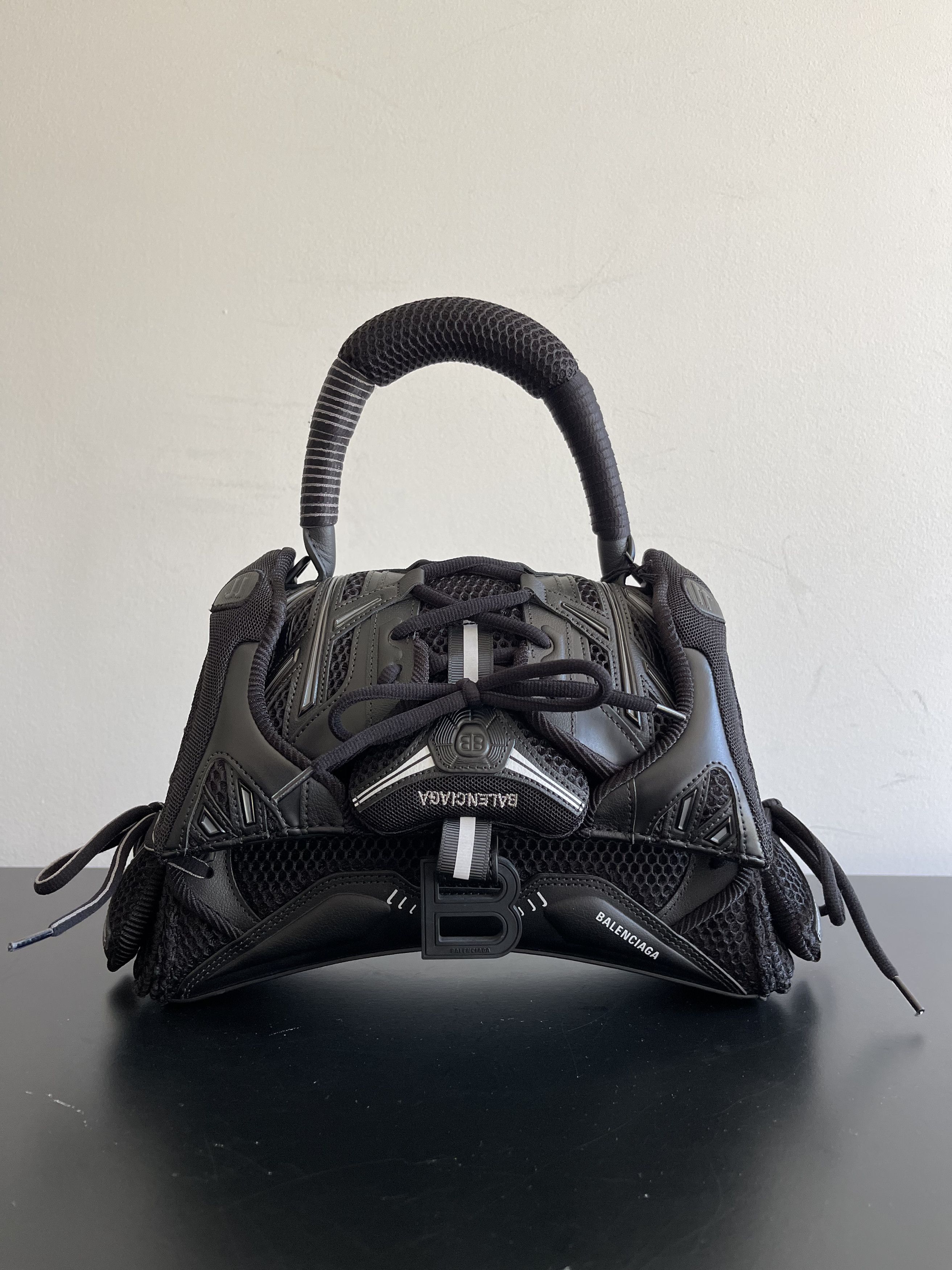 【BALENCIAGA】Sneaker Head Small ハンドバッグ Balenciaga Sneakerhead Top Handle Small Black/White in Mesh