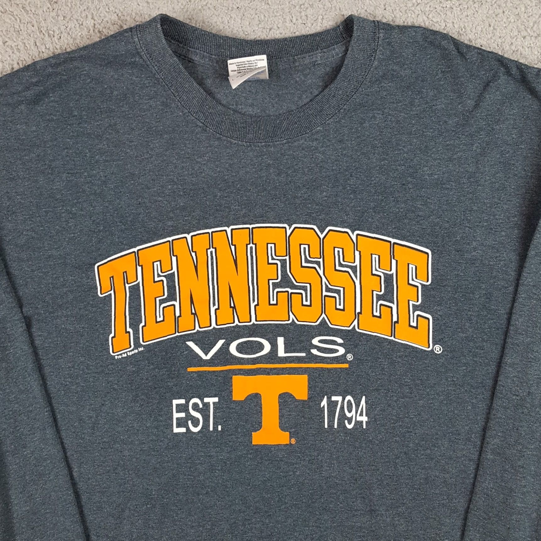 Gildan VINTAGE Tennessee Vols Football Long Sleeve Adult L Gray T-Shirt University Embroidered Logo 90s 00s College Sports Mens Size US L / EU 52-54 / 3 - 2 Thumbnail
