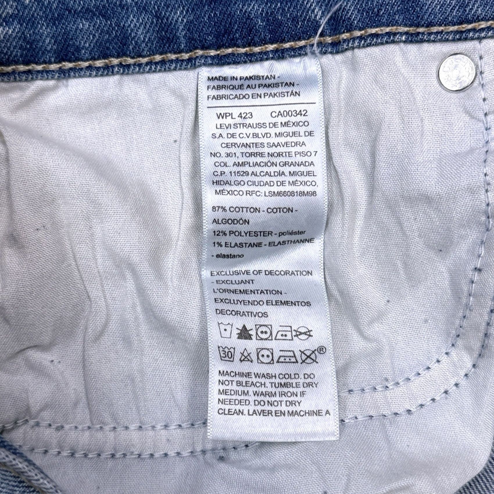 Vintage Levis Signature by Levi Strauss & Co. True Shorts 22 W36 High Rise 3.5 Inseam Denim Blue 5-Pocket Logo Ladies Regular Stretch Cut-Off New Size 40" / US 18 - 7 Thumbnail