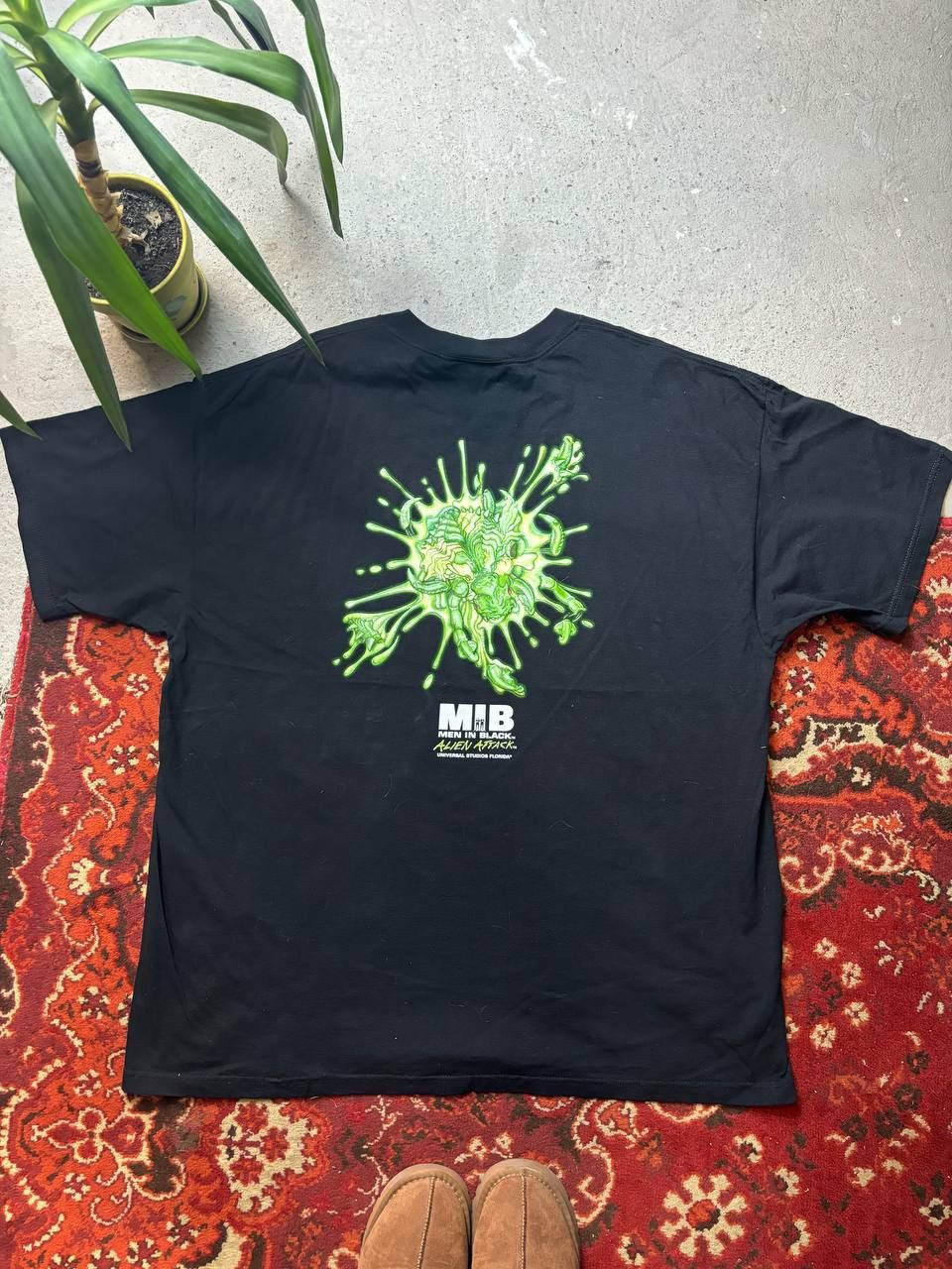 Universal Studios × Vintage Vintage 90s Universal Studios Men In Black Big Monster Print Size US XXL / EU 58 / 5 - 7 Thumbnail