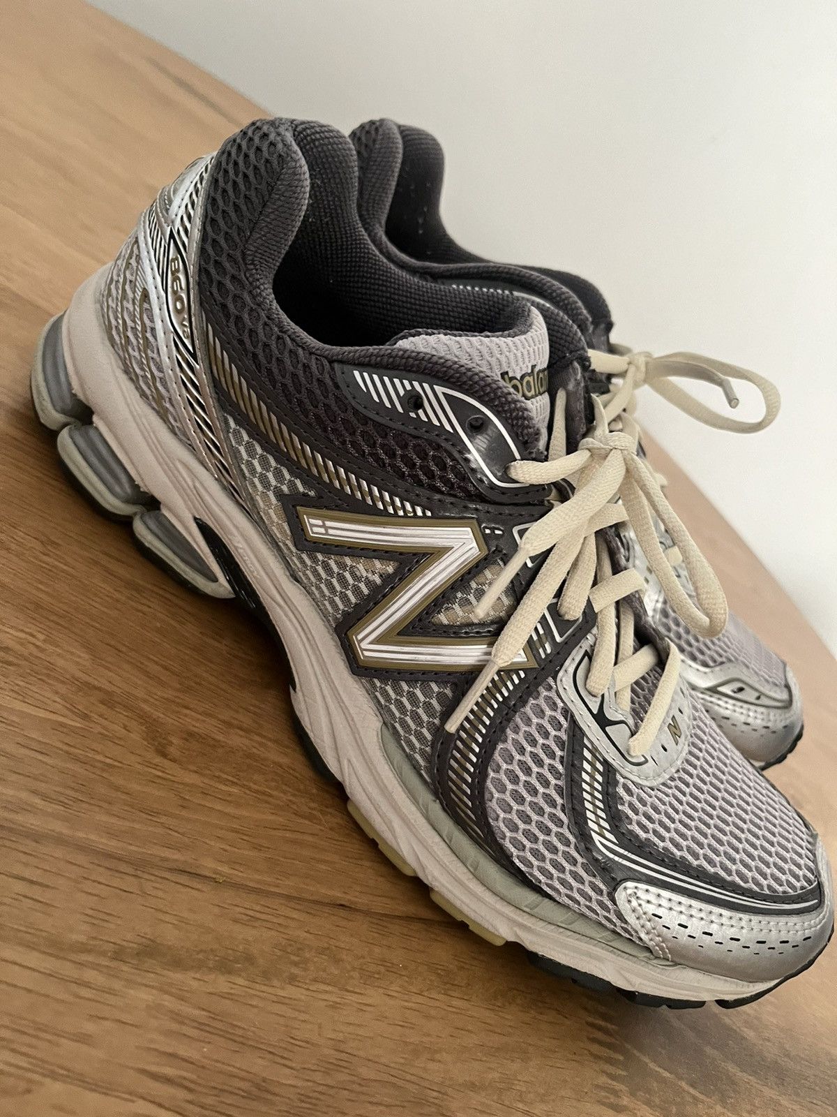 New Balance New Balance 860v2 Size US 10 / EU 43 - 2 Thumbnail